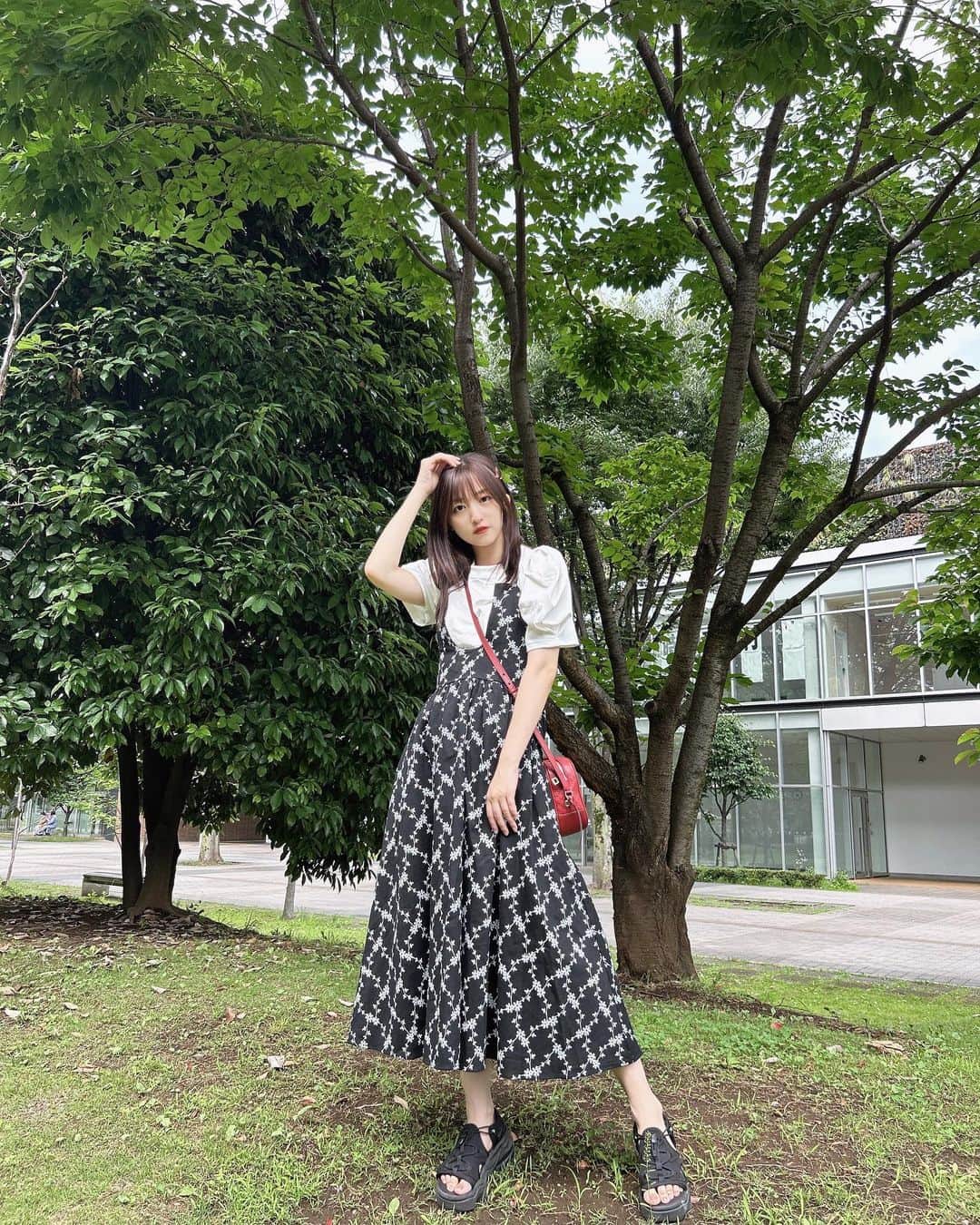 石井陽菜のインスタグラム：「⁡  ⁡ @heenie.heenie  のワンピース✨ ⁡ プチプラなのに生地もしっかりしてて可愛い〜 これから愛用します💐 ⁡ ⁡ ⁡ #ワンピース #heenieheenie #pr」