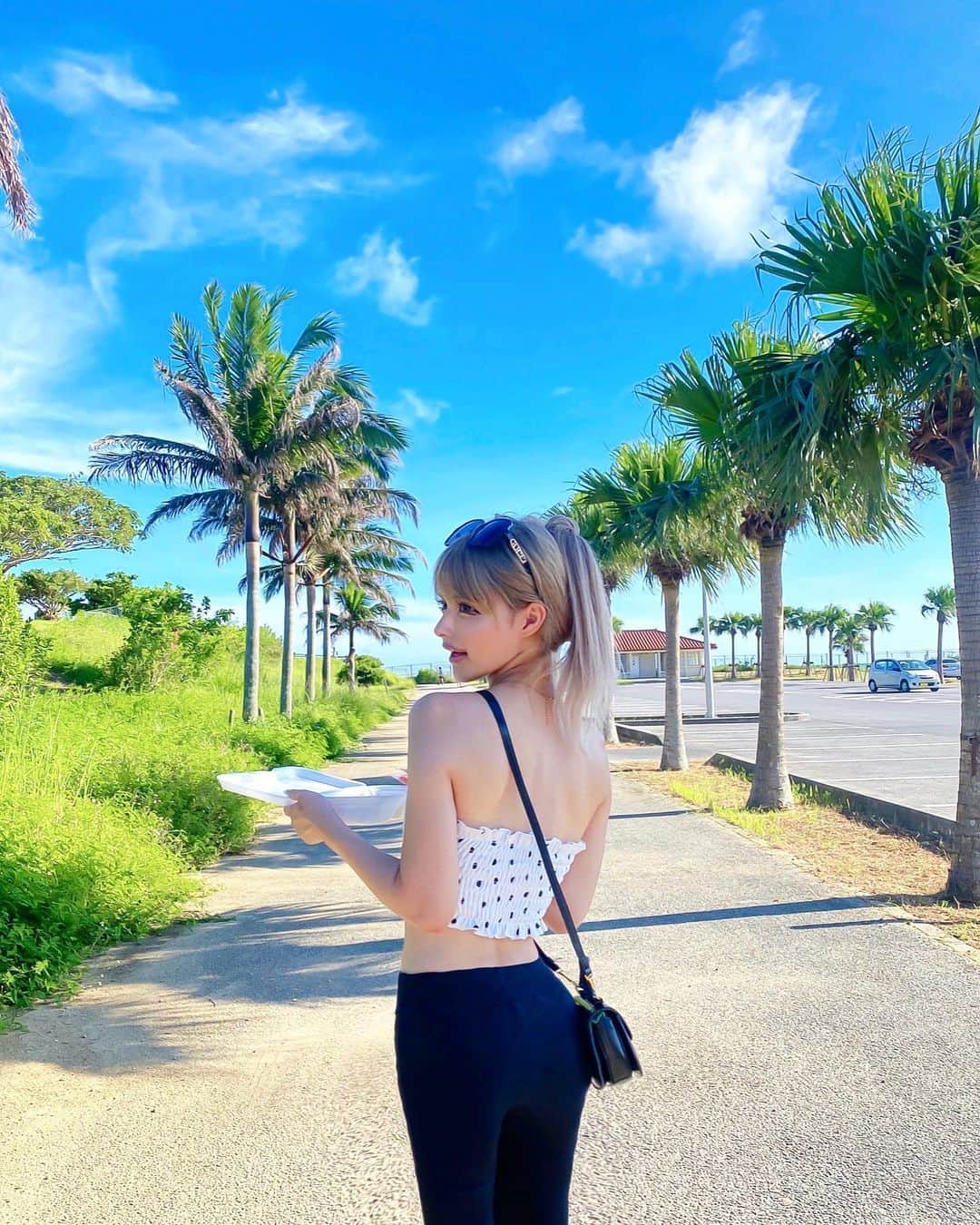 アンジェリカのインスタグラム：「Oha🌴🩷🥱 ┈┈┈┈┈┈┈┈┈┈┈┈┈┈┈┈┈┈┈┈ きょはnutsの予約してくれた雑誌のサイン書く日だよん‪‪❤︎‬たのしみッ ９５６冊心を込めて書きまあす🫨🩶🩶」
