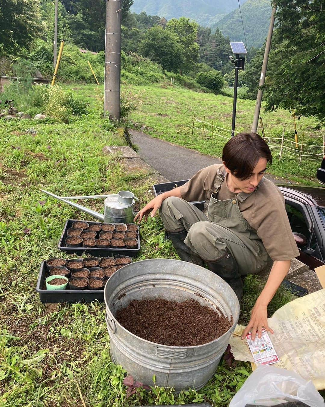 Shogoさんのインスタグラム写真 - (ShogoInstagram)「育苗開始しつつ、雨がパラパラきそうだったので、人参も播種しました。  セリ科の人参は、すじまきにして競らせて徐々に間引いていった方が良いって習ったけど、まだ太陽熱をやっていなくて草取り大変なので今回は株間15cmの黒マルチにN15kg/aの元肥でいこうと思っております。  籾殻とパオパオベタがけで、灌水もたくさんしたので保湿万全なはず。  あとは発芽を祈るのみ！  KEIMENの取材の時に金田一秀穂先生もおっしゃってたけど、農業って播種とか元肥とか灌水とか特殊な言葉が多いなぁ。  さすが農耕民族。  #道志村ひゃくしょう会  #播種 #元肥 #灌水」6月27日 11時51分 - shogo_velbed