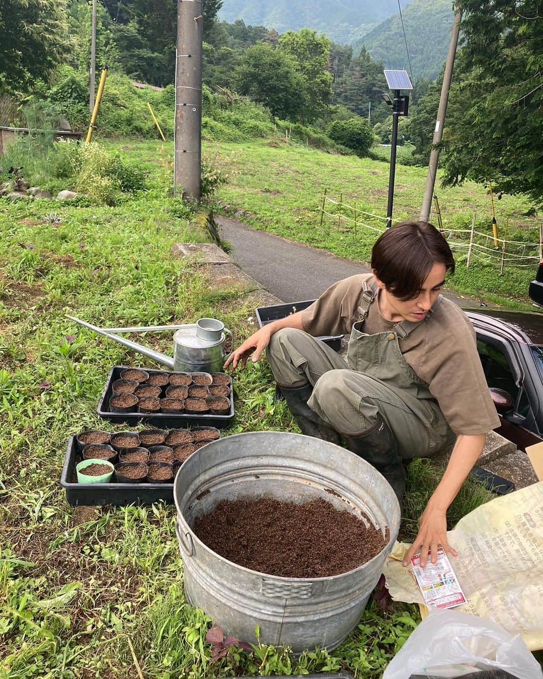 Shogoのインスタグラム：「育苗開始しつつ、雨がパラパラきそうだったので、人参も播種しました。  セリ科の人参は、すじまきにして競らせて徐々に間引いていった方が良いって習ったけど、まだ太陽熱をやっていなくて草取り大変なので今回は株間15cmの黒マルチにN15kg/aの元肥でいこうと思っております。  籾殻とパオパオベタがけで、灌水もたくさんしたので保湿万全なはず。  あとは発芽を祈るのみ！  KEIMENの取材の時に金田一秀穂先生もおっしゃってたけど、農業って播種とか元肥とか灌水とか特殊な言葉が多いなぁ。  さすが農耕民族。  #道志村ひゃくしょう会  #播種 #元肥 #灌水」