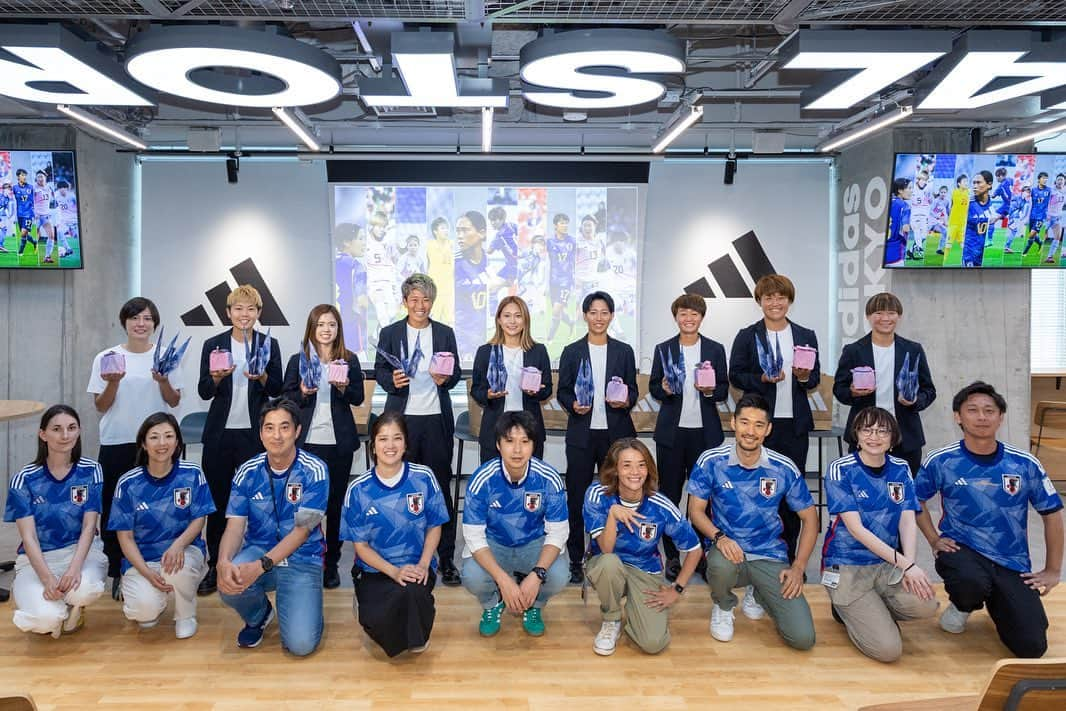 長谷川唯さんのインスタグラム写真 - (長谷川唯Instagram)「🇯🇵  /// adidas family ///  アディダスオフィスへいってきました！ いつもサポートありがとうございます！  W杯頑張ってきます🇯🇵⚽️  #createdwithadidas @adidastokyo」6月27日 11時54分 - yui___hasegawa