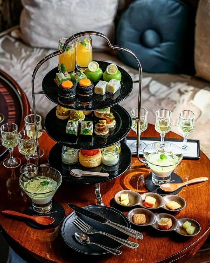 The St. Regis Osakaさんのインスタグラム写真 - (The St. Regis OsakaInstagram)「新緑を思わせる美しいグリーンカラーのスイーツ＆セイヴォリーと、日本茶を世界に広める「SAYURI」の洗練された新感覚のお茶をお愉しみいただける、「セントレジスアフタヌーンティー – サマーリフレッシング with SAYURI -」 柑橘類を使用した爽やかで上品な甘さの5種のスイーツと、セイヴォリー4種がアフタヌーンティースタンドに並びます。 8月29日（火）まで延長して開催いたします。  We are pleased to announce that “The St. Regis Afternoon Tea – Summer Refreshing with SAYURI –” has been extended to August 29, 2023. Enjoy the sophisticated green tea of SAYURI, along with a selection of five sweet dishes—which blend refreshing citrus flavors with a subtle sweetness—and four savory dishes, each colored a beautiful and vibrant green.  @sayuriteas Photo credit: @__k_y_o__  #stregisosaka #stregisafternoontea #stregisbar #tealover  #セントレジスホテル大阪 #セントレジス大阪 #セントレジスアフタヌーンティー #アフタヌーンティー #ホテルアフタヌーンティー #セントレジスバー」6月27日 11時58分 - stregisosaka