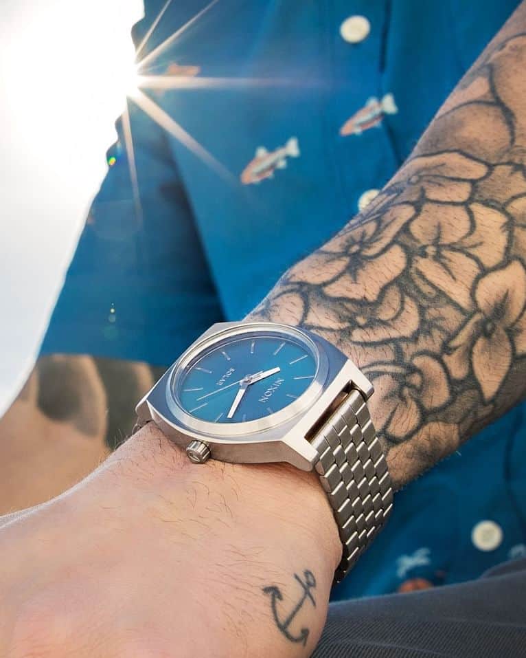 ニクソンのインスタグラム：「Go Solar.   Our newest addition to the #Nixon family, The Time Teller Solar, is everything you would want in a watch. A timeless design, an easily adjustable clasp, and a battery that can charge under any type of light.   Going solar has never looked this sleek.」