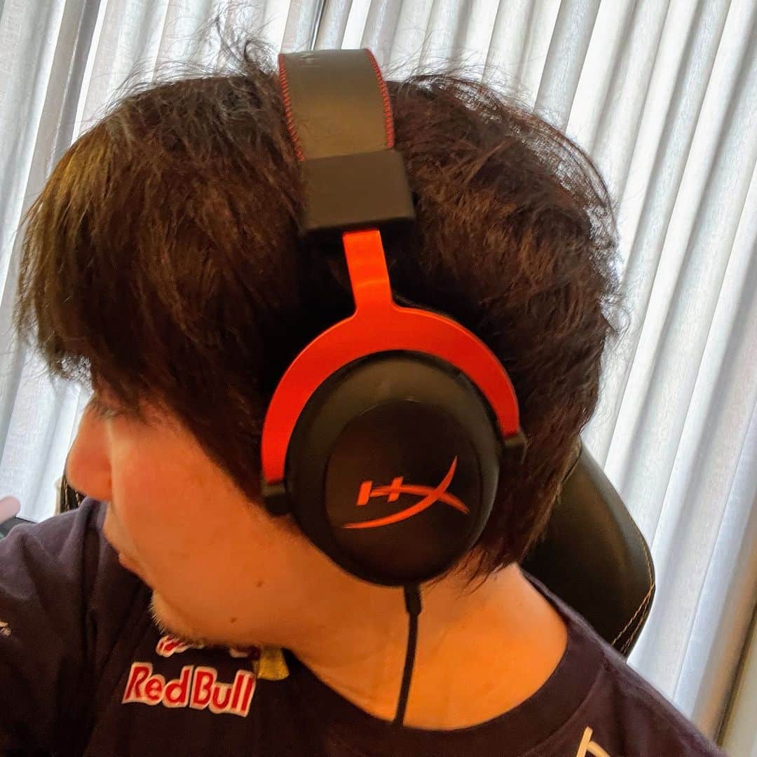 梅原大吾のインスタグラム：「HyperX最新型ヘッドセット「Cloud III」出てますよ〜 New HyperX Cloud III headset is out 🎧   https://hyperx.gg/42XVwOf  #Sponsored @hyperx」