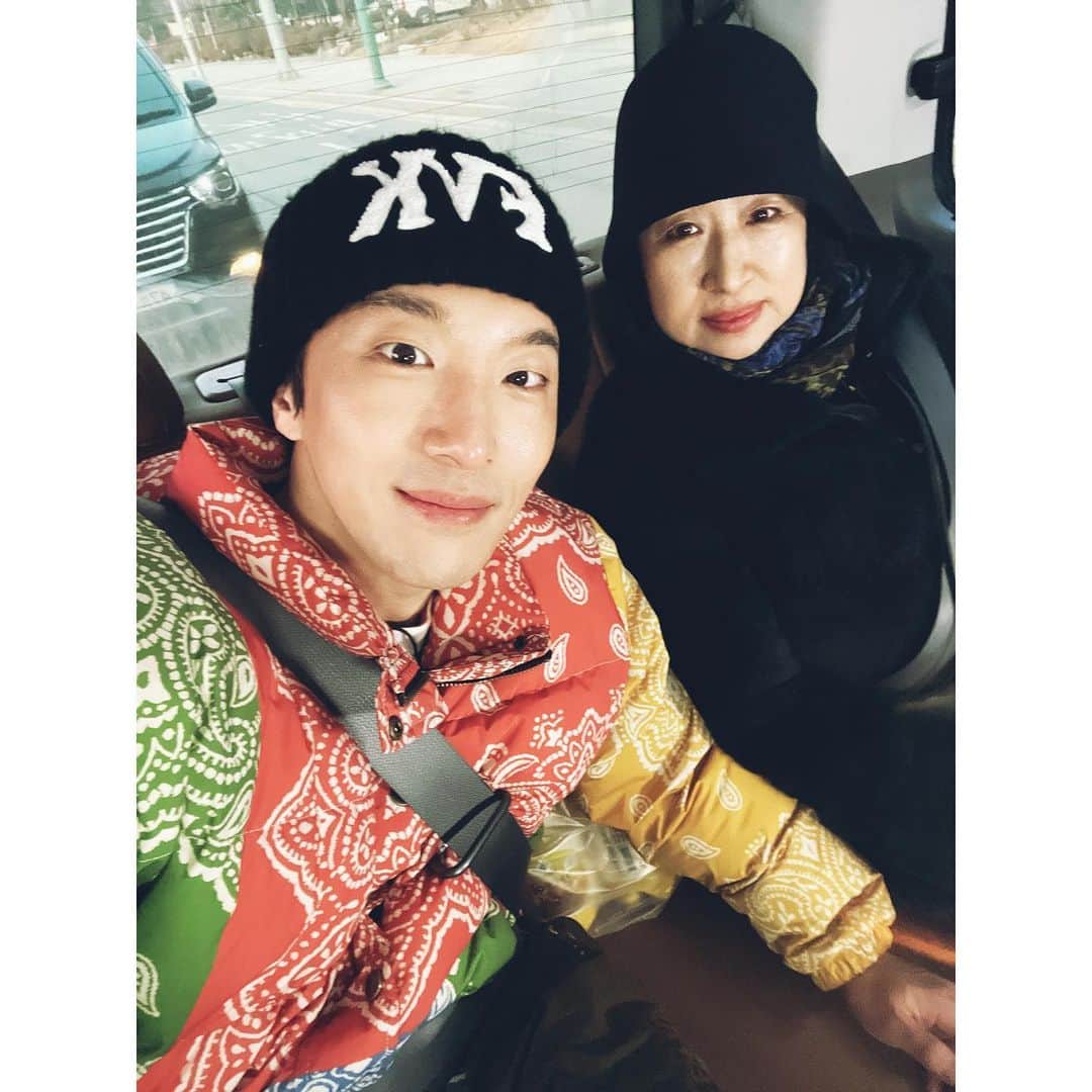 トン・ヒョンべのインスタグラム：「어제는 울컥했던 <효자촌2> 였네요. 이제 얼마 남지 않은 효자촌2 끝까지 봐주세요~ 오늘은 엄마 사진처럼 새콤달콤한 하루 보내세요~ #효자촌2 #ENA」