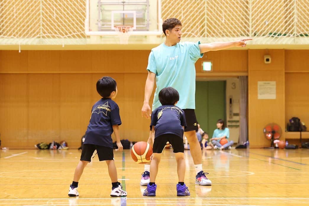 ベンドラメ礼生のインスタグラム：「2023.06.27  今年も開催されました。 #L_planet いつしかのオフ会。  今年は、バスケ会とお疲れ様会の２部構成。  @yuuka_rhythm をお招きして スポーツリズムトレーニングで汗を流し 各チームに分かれて激しい5対5。  劇的な試合展開に頭を抱える運営陣。  ありがとう。楽しかったよ。  #L_planet #いつしかのオフ会」