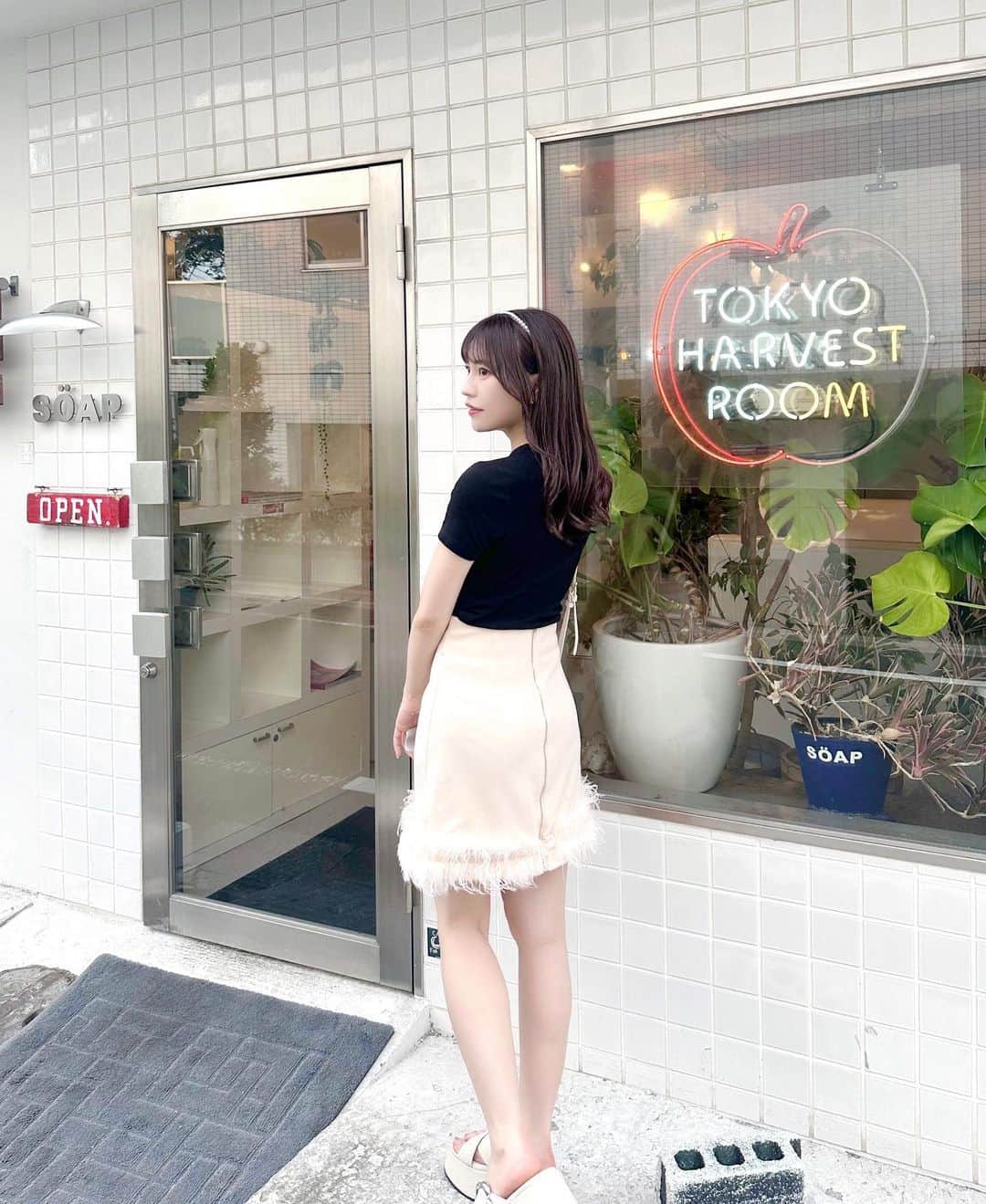 廣川奈々聖のインスタグラム：「友達が、コーデ可愛く撮ってくれた️👶🏻🫶🏻️🎀 ⁡ ふわふわついた洋服だいすき~ ߹𖥦߹  ⁡ ⁡ ⁡ ⁡#ななせのふく #私服コーデ #巻き髪  #カチューシャコーデ #eimyistoire #royalparty #charlesandkeith  #ootdfashion」