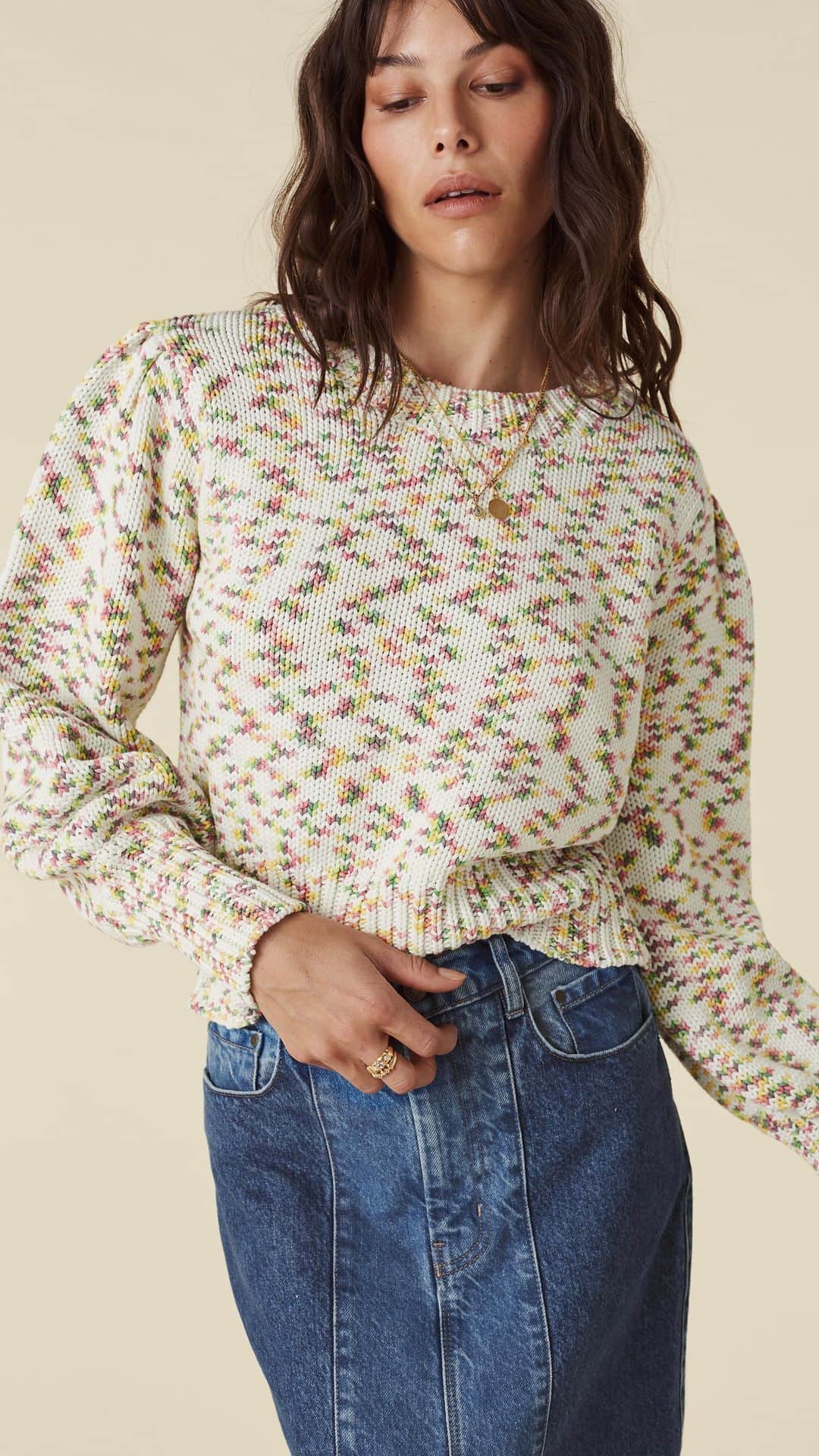 のインスタグラム：「Did you know that 94% of styles in our Yellow Rose collection contain fibres which are more responsible and kinder to our planet 🌎🌿 {we call them preferred fibres because we prefer them over less environmentally friendly alternatives}... 15% of styles contain RECYCLED fibres ♻️ reducing  the demand on virgin resources like water and energy. You’ll find recycled cotton in our Daisy Denim, cleaning up what is conventionally a dirty fibre👖 We’ve also chosen recycled polyester in some styles as it uses up to 55% less energy  and up to 79% less CO2 emissions than production of virgin fibres ♻️ Seeing waste as a resource means your wardrobe can be friends with Mother Earth 🌏💚 #spellsustainability」