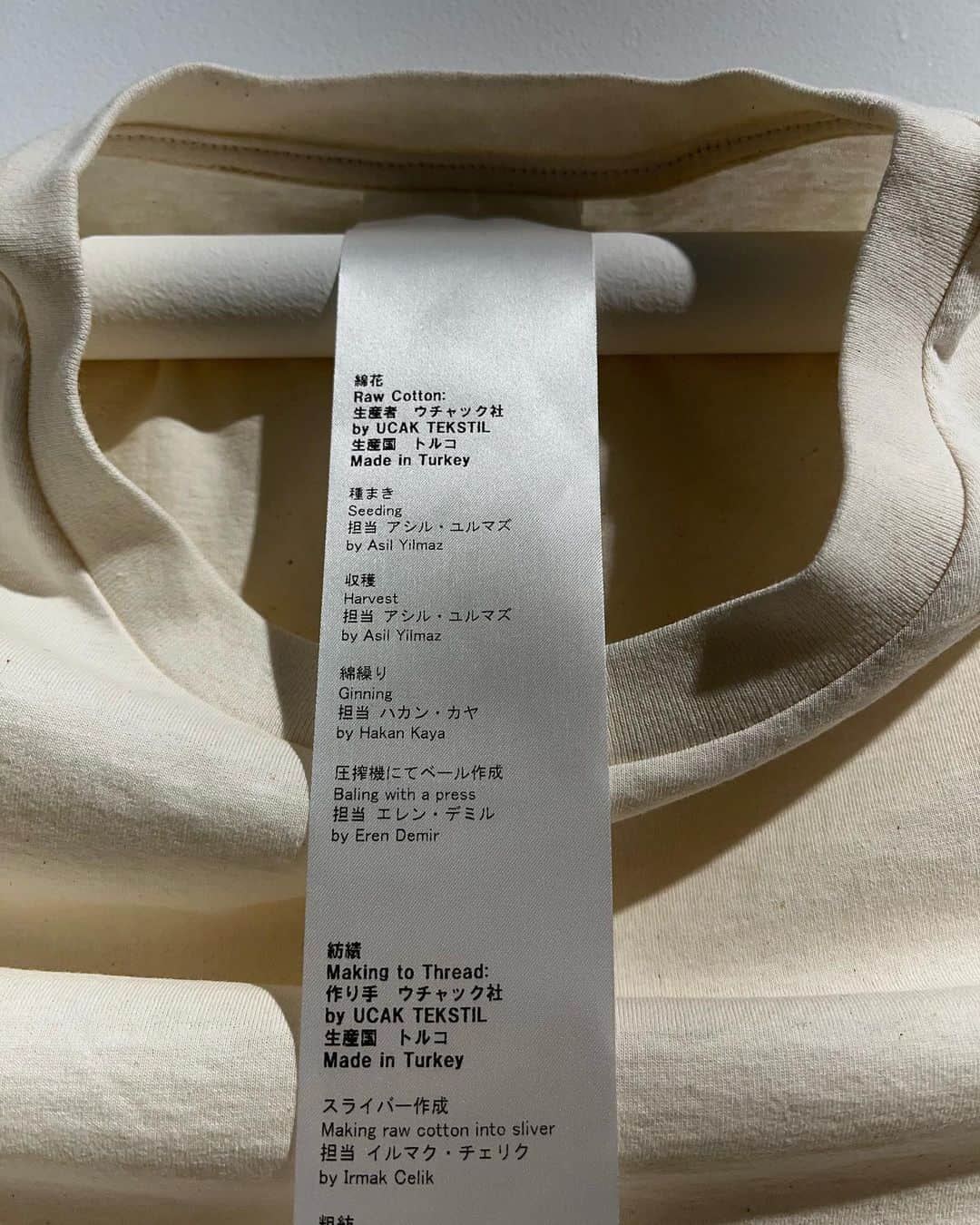 小泉進次郎さんのインスタグラム写真 - (小泉進次郎Instagram)「環境大臣の時にファッション産業の環境や人権問題の解決に情熱を注いでいる鎌田ありさ(@arisa_kamada )さんと「サステナブル・ファッション」の取り組みを環境省職員有志と立ち上げました。  その鎌田さんが今月29日まで東京の表参道のギャラリーで展覧会を開催中。私も行ってきました。印象的な展示の一つが、長いタグが付いているTシャツ。このタグには原材料の綿の種まきを誰がやったかまで表示をされています。  私たち日本人が着ている服の98%は輸入と言われていますが、誰がどこでどのような労働環境で働き作ったものなのか、あまり注目されません。服を染める作業の後の水の処理の課題。繊維として使われるポリエステルと化石燃料の問題。ファッションをこれからも楽しむためにも、「who made my clothes?」と考えてみませんか？  ファッションに関する環境問題にもこれからも取り組んでいきます。  #GYRE #sustainable fashion #鎌田ありさ #unisteps  @unisteps.or.jp  #whomademyclothes #環境省」6月27日 12時27分 - shinjiro.koizumi