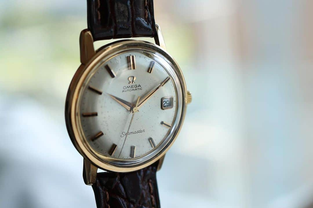 HIROBのインスタグラム：「Vintage OMEGA Seamaster  ドレッシーな要素の強い1960年代のエレガントなシーマスター。 経年によるエイジングで、上品ながらもカジュアルな印象を与えてくれます。 白シャツをまくった腕元に合わせたら素敵です。  #hirob #baycrews #vintagewatch #vintagebag #vintageaccessories #vintageomega #omga #omegawatch #omegaseamaster #seamaster #ヒロブ #ベイクルーズ #ヴィンテージウォッチ #ヴィンテージバッグ #ヴィンテージアクセサリー #ヴィンテージオメガ #オメガ #オメガウォッチ #オメガシーマスター #シーマスター」