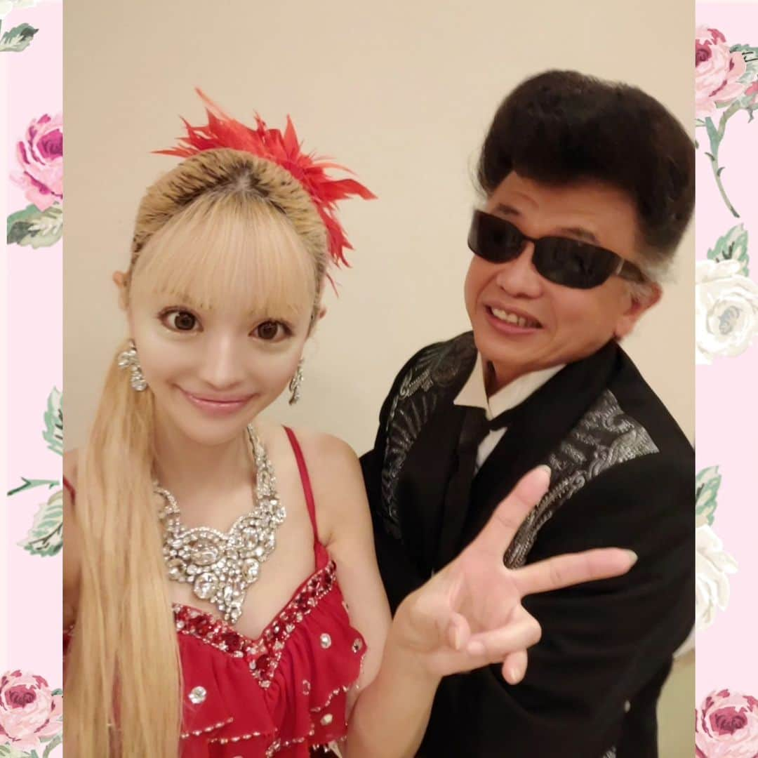 白咲姫香さんのインスタグラム写真 - (白咲姫香Instagram)「この日は仲良しのナッツ淳さんと一緒でした♥️嬉しかったなー♥️  ナッツさんはこの日は音響とマジックショーの出演♥️ 掛け持ちでバタバタしてました♥️  ♡Twitter♡→ https://twitter.com/himekashirosaki  ♡Instagram(姫ロメ夫婦垢)♡→　@himeka_romero  ♡YouTube♡→ https://www.youtube.com/channel/UCuFuDtmK82iOu7fypdRqrDw  ♡TikTok♡→ https://www.tiktok.com/@himeka_shirosaki  ♡ふわっち(配信サイト)♡  1.ふわっち(配信)の視聴者用アプリをダウンロードして私のアカウントをフォローして下さい♡  https://whowatch.tv/archives/16815624   名前は白咲姫香で出て来ます♡ (私の配信通知設定もよろしくお願い致します♡配信が始まると通知が来る様になります♡)  2.画面右下にNiceボタン(手のマーク)があるので押して下さい！(これは一人一日1回までしか押せませんがよろしくお願いします♡ ) そして無料アイテムがあるのでイベントの時は投げて下さい^_^♡ みんなと配信でお会い出来るのを楽しみにしています♡♡♡  . #ロリィタ #doll #薔薇#Barbie #princess #make #パントマイム #Disney #白咲姫香 #りぼん  #浜崎あゆみ #マジック #ナッツ淳 #メイク #小悪魔ageha  #CHANEL #ayu #お姫様 #あゆ #ステージ #歌 #会社  #企業 #企業パーティー #宴会 #芸能 #モノマネ #ものまね #仕事」6月27日 12時22分 - himeka_shirosaki