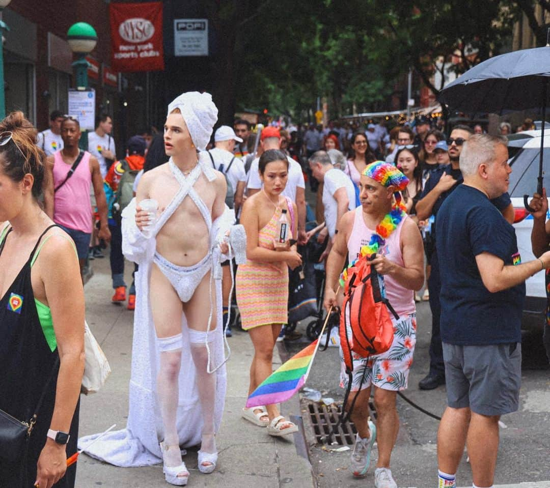 コルトン・ヘインズさんのインスタグラム写真 - (コルトン・ヘインズInstagram)「Starting to feel a bit better🤒 & going through some of the photos I took at Pride yesterday. Gosh…what a magical day :) Happy Pride everyone ❤️」6月27日 12時25分 - coltonlhaynes