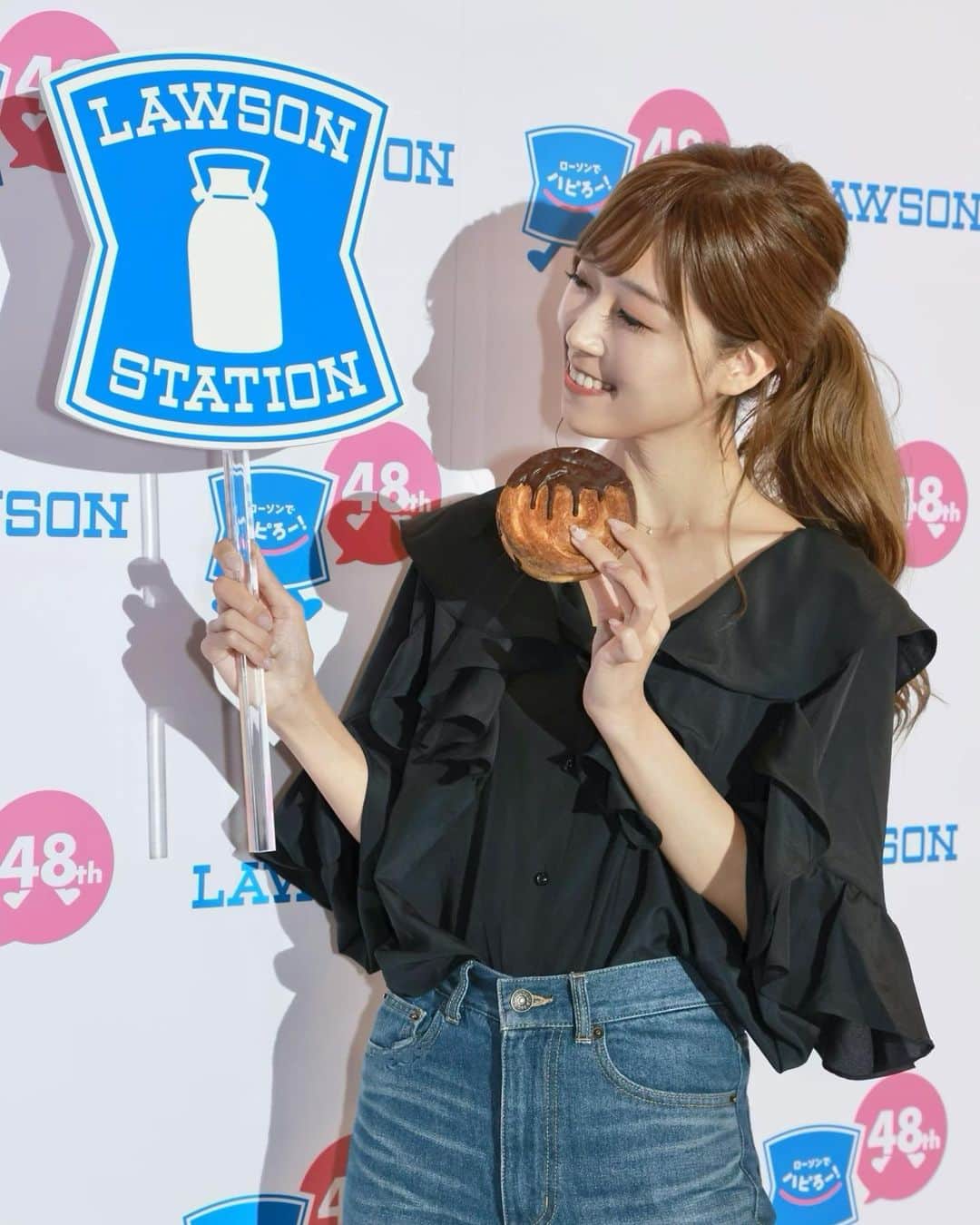 のインスタグラム：「. 2023年6月に創業48年を迎えたローソン👏 感謝を込めて創業48年を記念した商品が発売されます😆✨  先日 #ローソン感謝還元チャレンジ 試食会にご招待いただき、一足お先に新商品を色々お試しさせていただきました😋✨  中でも私が特にお気に入りだったのは、大好きなからあげクンの新しいフレーバー「からあげクン 海鮮バター醤油味」😍　 こちらはローソンのCMでもお馴染みの梅沢富美男さん考案のメニューで、海鮮の旨みにバター醤油の芳醇な香りがとっても美味しかった💕 これは大人も子供もきっとみんな好きな味！😆  そしてこちらも好みだった松山ケンイチさん考案の 「松山店長故郷の味 ニンニク味噌おにぎり」🍙 松山ケンイチさんのお祖母様のニンニク味噌の味を再現したメニューだそうで、ニンニクの香り、味噌のコクや甘さの加減が絶妙でご飯との相性が抜群でした‥🥺✨  写真一枚目で私が持っているのは川栄李奈さんタイアップメニューの「クロワッサンロール ショコラ」 丸い形のクロワッサン生地の中にはたーっぷりのチョコクリームが入っていて贅沢な味わい😋👍  さらに一度は食べことある方も多いはずのローソンの大ヒット商品バスチーが、今回特別仕様に上にクリームをたっぷりトッピングしたバージョンで期間限定で登場します！！ 久しぶり食べてやっぱりローソンのバスチー、本当に美味しくてレベルが高いなぁとしみじみと感じました🥺✨  ほかにも48周年を記念した商品が色々とあるので、みなさんもぜひローソンに行ったらチェックしてみてくださいね🤗✨ . . . .  #PR #ローソン #ローソン48周年創業祭 #ローソン感謝還元チャレンジ  #からあげクン #バスチー #おにぎり　 #松山ケンイチ #川栄李奈 #梅沢富美男」