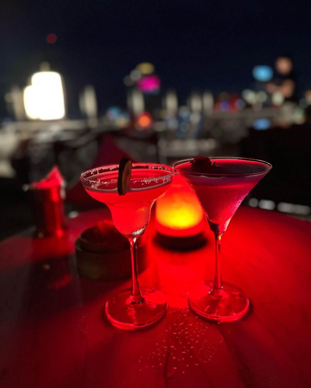 K͎A͎R͎E͎N͎のインスタグラム：「🍸 ɢɪʀʟ's ɴɪɢʜᴛ ᴏᴜᴛ 🫶🏻🌙  #yaorooftopbar #rooftopber #🇹🇭」