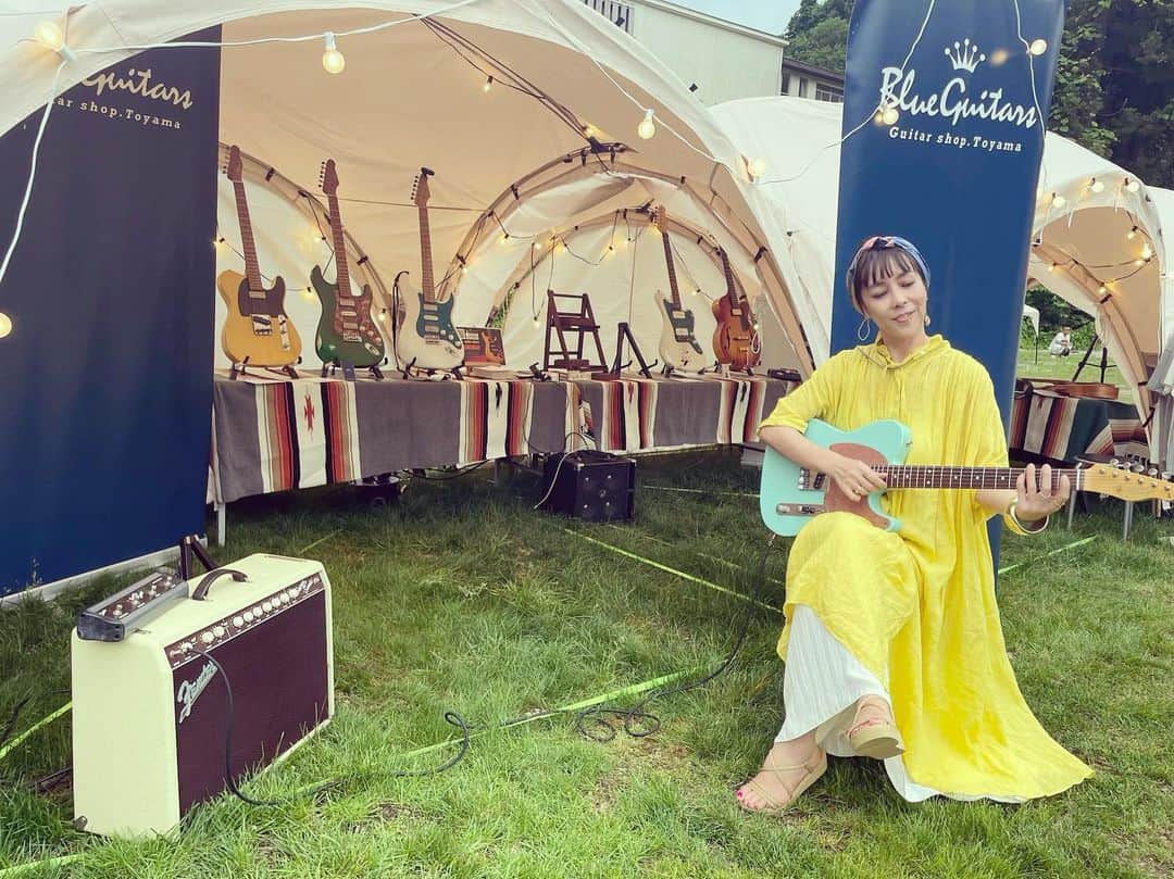 のインスタグラム：「今回のウクレレは富山のギターショップ、Blue Guitarsさんの楽器を弾かせていただきました。ウクレレは誰に対しても音楽は開かれているのだということを教えてくれる、素晴らしい楽器だと思う。初めての方も楽しく手軽に演奏できて、おすすめですよー！  そして私もいつか、ギター弾けるようになりたいなぁ、、、🎸」
