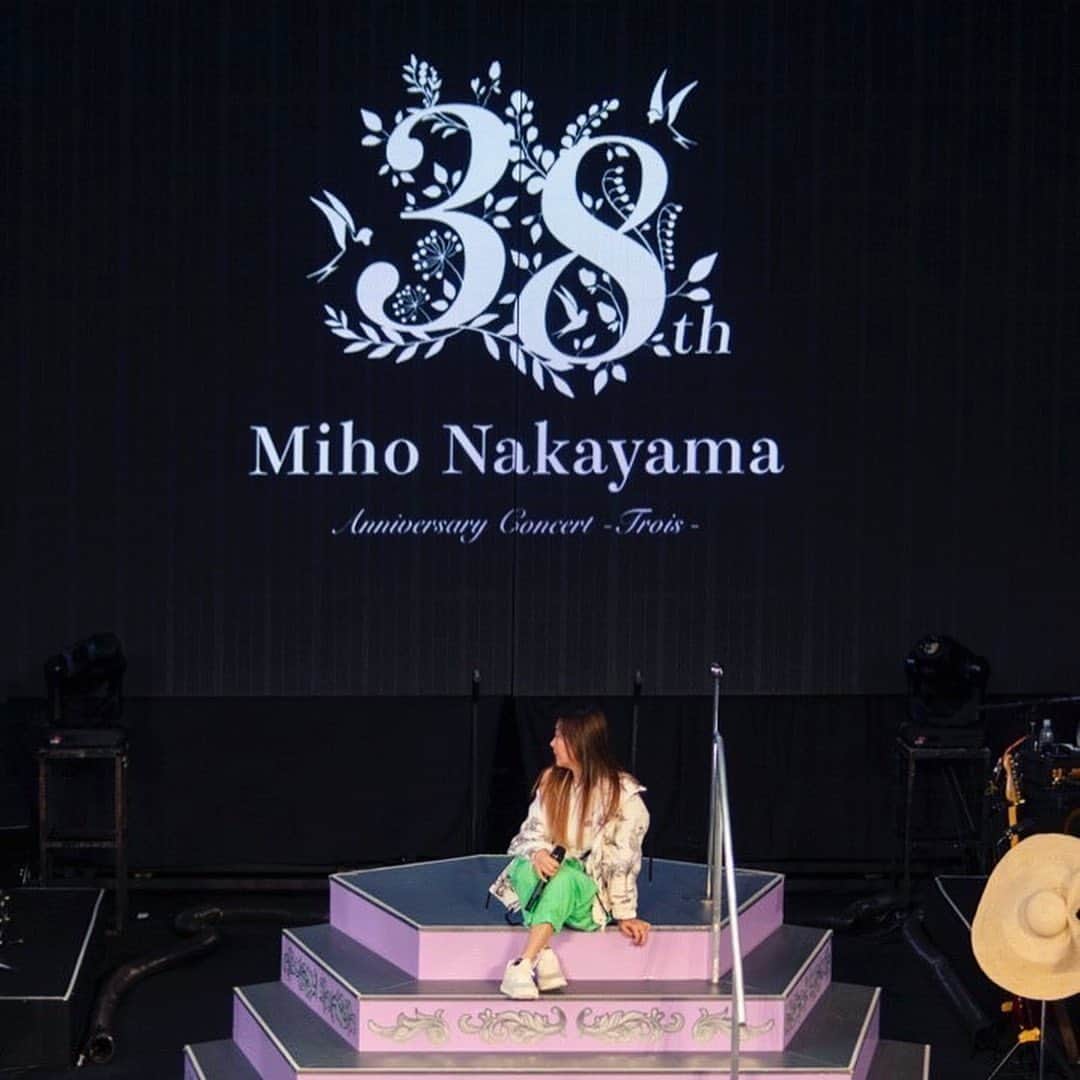 中山美穂さんのインスタグラム写真 - (中山美穂Instagram)「何気に緑のパンツがお気に入り。 スニーカーはファンの方から頂いたニューバランス。  あ、リハ私服です。」6月27日 12時37分 - _miho_nakayama_