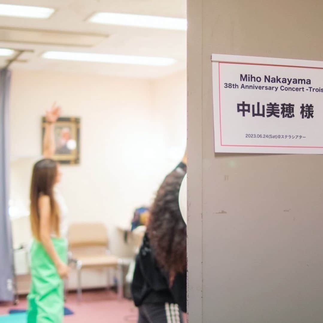 中山美穂さんのインスタグラム写真 - (中山美穂Instagram)「何気に緑のパンツがお気に入り。 スニーカーはファンの方から頂いたニューバランス。  あ、リハ私服です。」6月27日 12時37分 - _miho_nakayama_