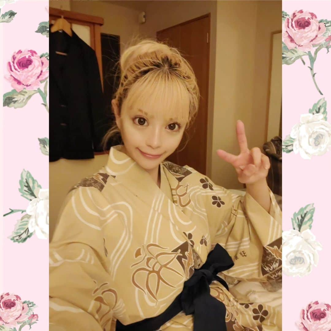 白咲姫香さんのインスタグラム写真 - (白咲姫香Instagram)「急遽お泊りになったのでメイク落としとか何も持ってなくて首から下だけ温泉に入ってきました(笑) 全部入りたかった😭💦 でもゆっくり出来ました♥️  ♡Twitter♡→ https://twitter.com/himekashirosaki  ♡Instagram(姫ロメ夫婦垢)♡→　@himeka_romero  ♡YouTube♡→ https://www.youtube.com/channel/UCuFuDtmK82iOu7fypdRqrDw  ♡TikTok♡→ https://www.tiktok.com/@himeka_shirosaki  ♡ふわっち(配信サイト)♡  1.ふわっち(配信)の視聴者用アプリをダウンロードして私のアカウントをフォローして下さい♡  https://whowatch.tv/archives/16815624   名前は白咲姫香で出て来ます♡ (私の配信通知設定もよろしくお願い致します♡配信が始まると通知が来る様になります♡)  2.画面右下にNiceボタン(手のマーク)があるので押して下さい！(これは一人一日1回までしか押せませんがよろしくお願いします♡ ) そして無料アイテムがあるのでイベントの時は投げて下さい^_^♡ みんなと配信でお会い出来るのを楽しみにしています♡♡♡  . #ロリィタ #doll #薔薇#Barbie #princess #make #浴衣 #Disney #白咲姫香 #りぼん  #浜崎あゆみ #ホテル #温泉 #メイク #小悪魔ageha  #箱根 #ayu #お姫様 #あゆ #ステージ #歌 #会社  #企業 #企業パーティー #宴会 #芸能 #モノマネ #ものまね #仕事」6月27日 12時33分 - himeka_shirosaki