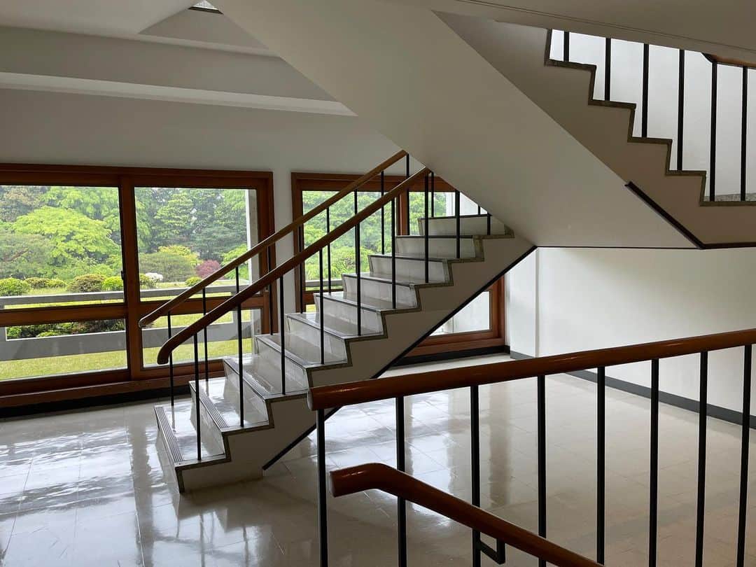 甲斐みのりのインスタグラム：「・ 名建築を巡る愉しみ。  東京ロイヤルクラブメンバーズマガジン『Fino』にて、 名建築を巡る愉しみを紹介しています。  名建築は雨の日も美しい。 梅雨の時期でもいつもと違う表情を楽しめます。  #東急ロイヤルクラブ  #歩いて食べる東京のおいしい名建築さんぽ  #建子建子建子」