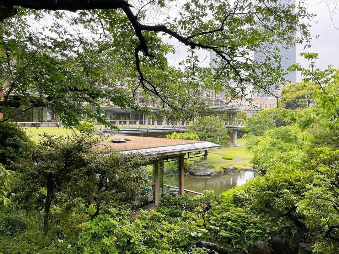 甲斐みのりさんのインスタグラム写真 - (甲斐みのりInstagram)「・ 名建築を巡る愉しみ。  東京ロイヤルクラブメンバーズマガジン『Fino』にて、 名建築を巡る愉しみを紹介しています。  名建築は雨の日も美しい。 梅雨の時期でもいつもと違う表情を楽しめます。  #東急ロイヤルクラブ  #歩いて食べる東京のおいしい名建築さんぽ  #建子建子建子」6月27日 12時34分 - minori_loule