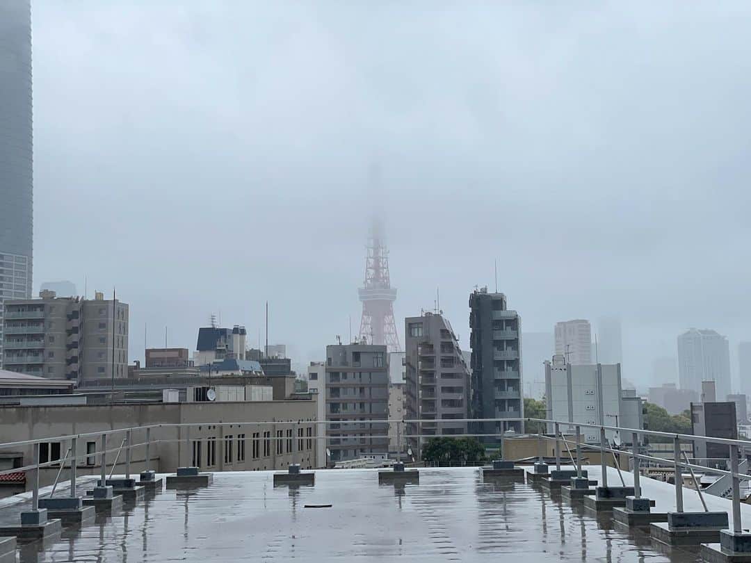 甲斐みのりさんのインスタグラム写真 - (甲斐みのりInstagram)「・ 名建築を巡る愉しみ。  東京ロイヤルクラブメンバーズマガジン『Fino』にて、 名建築を巡る愉しみを紹介しています。  名建築は雨の日も美しい。 梅雨の時期でもいつもと違う表情を楽しめます。  #東急ロイヤルクラブ  #歩いて食べる東京のおいしい名建築さんぽ  #建子建子建子」6月27日 12時34分 - minori_loule