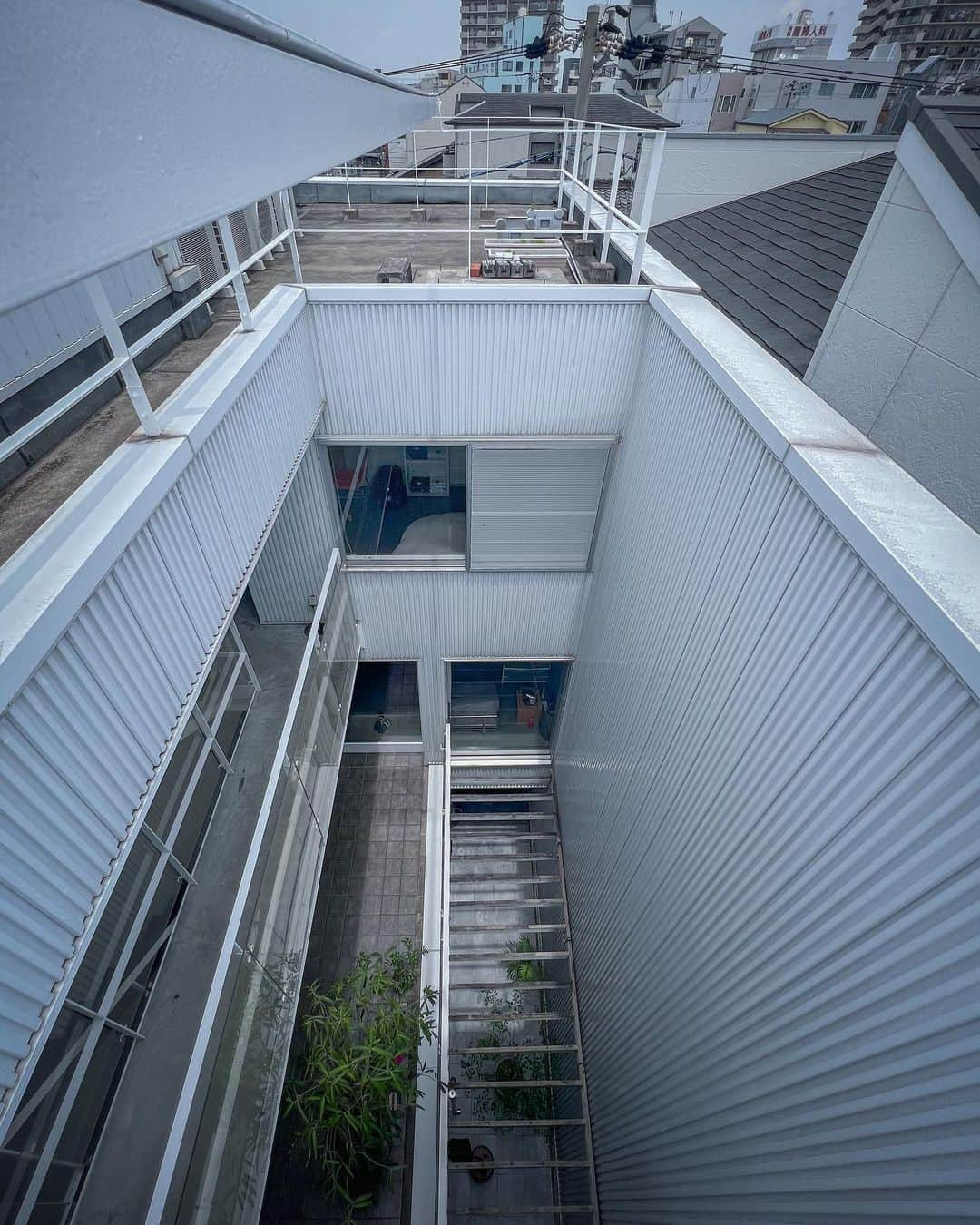 4E.okuwada architects officeさんのインスタグラム写真 - (4E.okuwada architects officeInstagram)「[ 01 ]  01  ｜use : house, office ｜ loc : osaka ｜design: Takeshi Okuwada ｜okuwada architects office  ｜photo : Takeshi Okuwada  都市における自然環境を 生活を通して感じ取るため  部屋→外部→部屋→外部→部屋  外を介して部屋と部屋をつないでいます  そのための外部空間が家の中央にあり それらが3層にわたり吹抜けています  #都市環境 #都市住宅 #現代建築 #リノベーション #寺田町 #奥和田健建築設計事務所 #okuwada_architects_office #寺田町01」6月27日 12時34分 - okuwada_architects