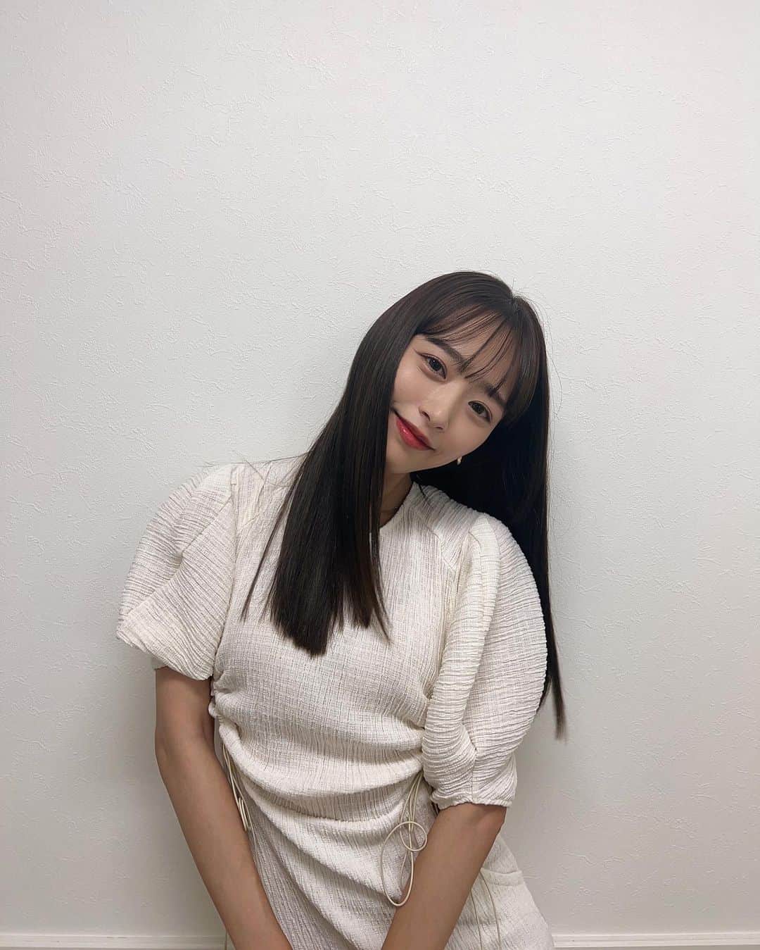 近藤千尋のインスタグラム：「傷んでるところを切ってもらって 今日はちゅるちゅるヘアで お仕事でした🫶🏻🥳🩷 髪が綺麗だと気分が上がるねぇ👏☺️ @roi_salon   シャンプーのCMきますように❤️笑  今日はマネージャーゆりちゃんの お誕生日だったからサプライズ実行🎂❤️笑 サングラスかけてたら 佐川さんに優しく微笑まれたよ☺️笑  ゆりちゃん、 いつもありがとう💗😍」
