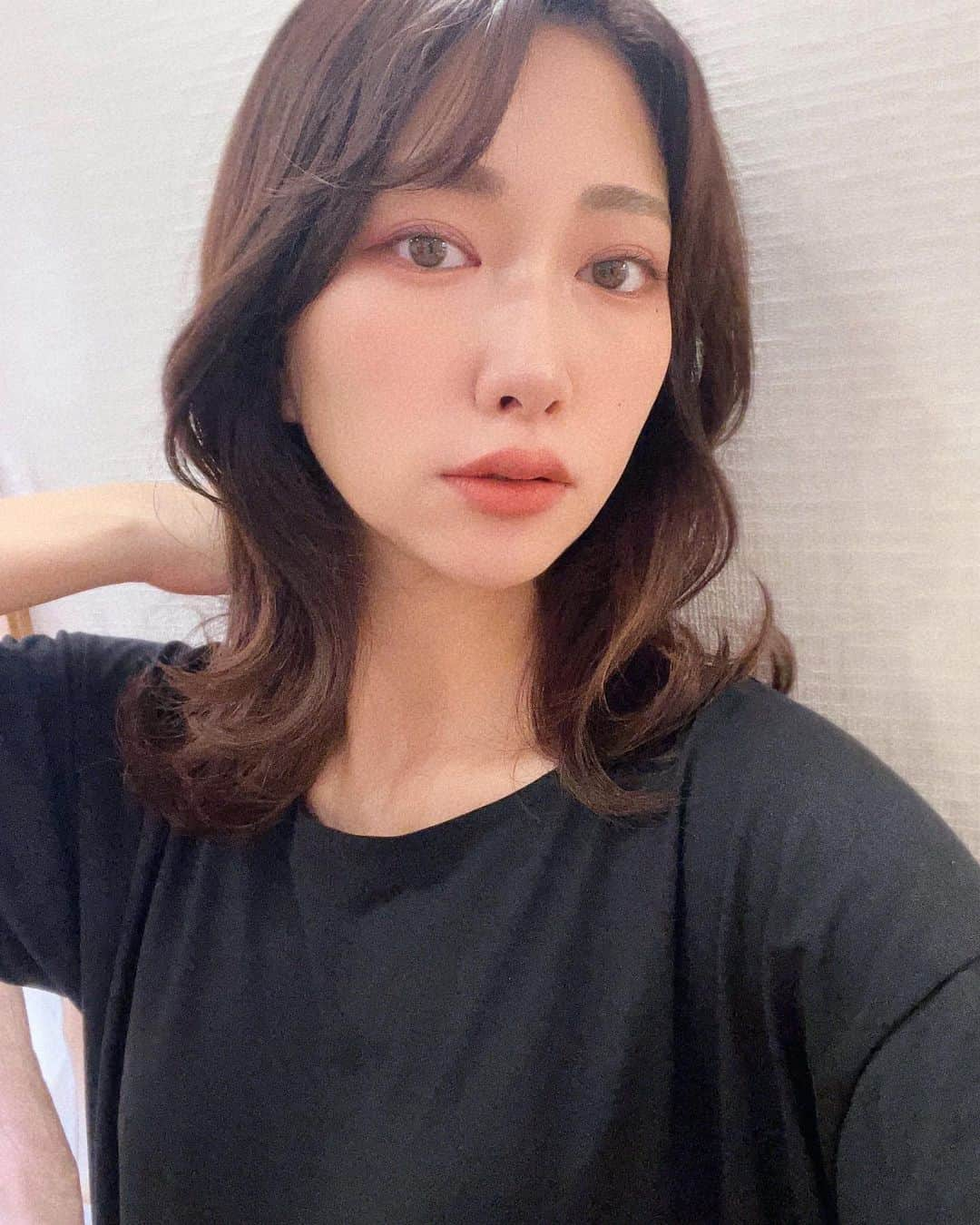 井端珠里さんのインスタグラム写真 - (井端珠里Instagram)「お久しぶりです🙇‍♀️皆さまお元気ですか？ こちらは元気に過ごしております。 体も心も不調だな…と思った時は貧血が原因でした。鉄剤処方してもらって飲みはじめたら最初の2日は副作用で吐き気が酷かったんだけど、嘘みたいに体も元気に、体が元気になれば心も余裕がもてて元気になったよ☺️ 食事から意識的に鉄分摂取してると思ってたけど、鉄ってほんと大事なんですね…🧐💦  昨日1億年ぶりくらいに久しぶりに自分で髪巻き巻きした🌪️ いつももう2度と同じようにはできないので🙄ちょっとうまくいったら記録しておく📷」6月27日 12時36分 - jullie8799