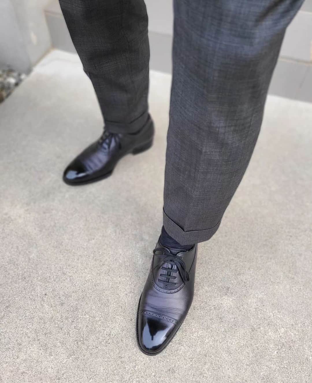 のインスタグラム：「The magic of our classic cap toe Oxford is that despite its inherent simplicity, it is so effortlessly captivating. Like the quietest person in the room, it carries the weight of unspoken words - understanding that silence is the language of the wise…⠀⠀⠀⠀⠀⠀⠀⠀⠀ ⠀⠀⠀⠀⠀⠀⠀⠀⠀ Courtesy of @yushoe1106⠀⠀⠀⠀⠀⠀⠀⠀⠀ ⠀⠀⠀⠀⠀⠀⠀⠀⠀ #shoes #handmadeshoes #madetoorder #mtoshoes #bespokeshoes #handwelted #shoeporn #madebyhand #shoestagram #agentlemanschoice #onlyforgentlemen」