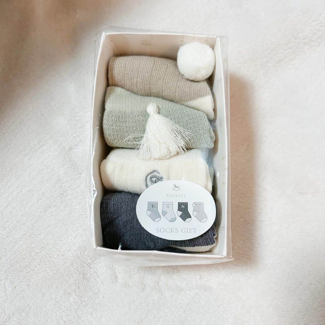 のインスタグラム：「この前藍菜に会った時に 未来のベイビー用に靴下貰った👶🏻✨  ちっちゃくて可愛い〜💓 出産準備で洋服も揃え始めてきたから 早く水通ししたいな☺️  早く履かせたいな〜☺️ ありがとう〜✨  #妊娠7ヶ月 #プレゼント #ベビー用品 #ベビー服 #出産準備 #初マタ」