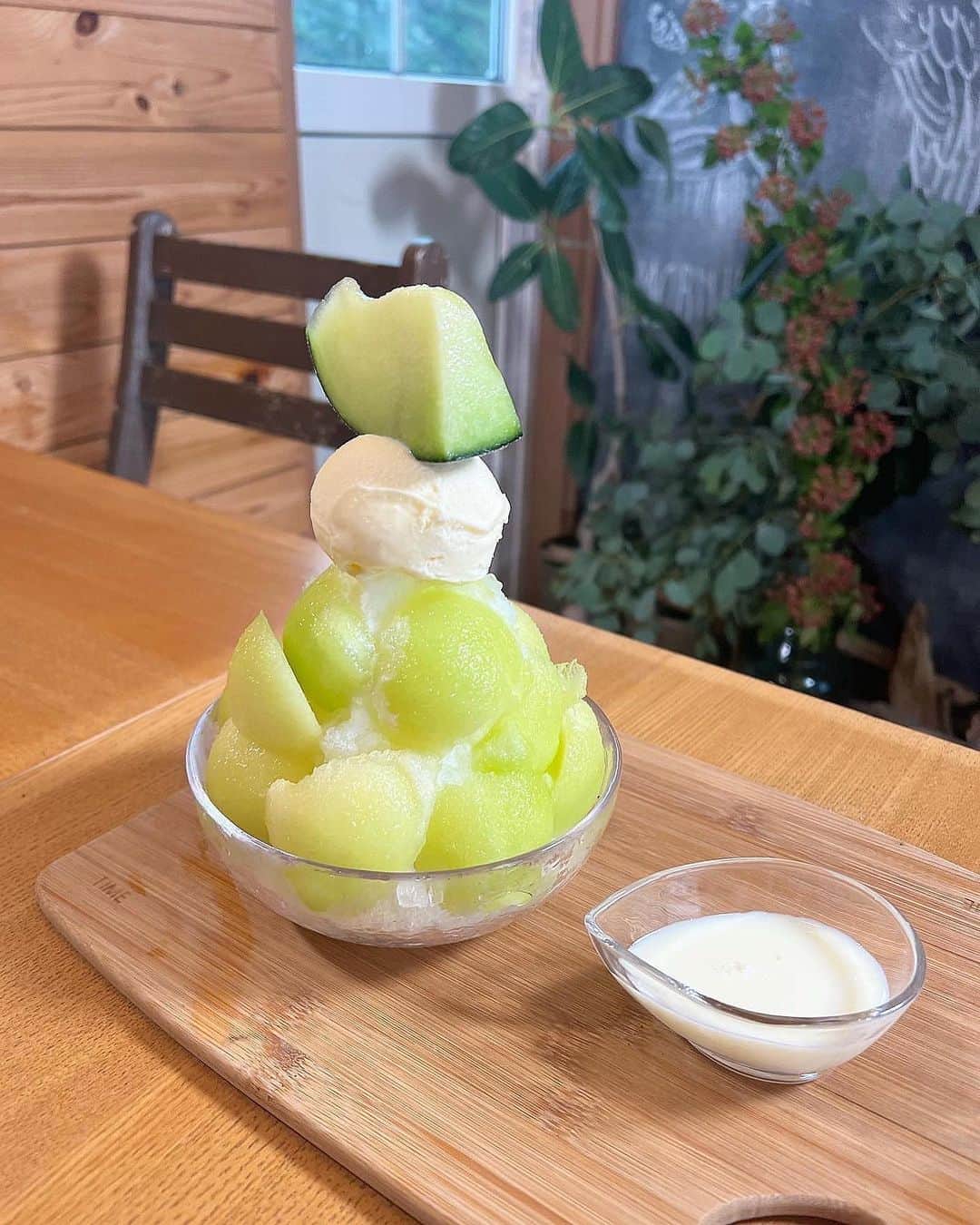 横山紗弓のインスタグラム：「フルーツ盛り沢山なかき氷🍧 写真は、メロンと桃🍈🍑 レモンも美味しかったです🍋 そしてロケーションが最高☺︎ #福岡グルメ #福岡カフェ #糸島グルメ #糸島カフェ」