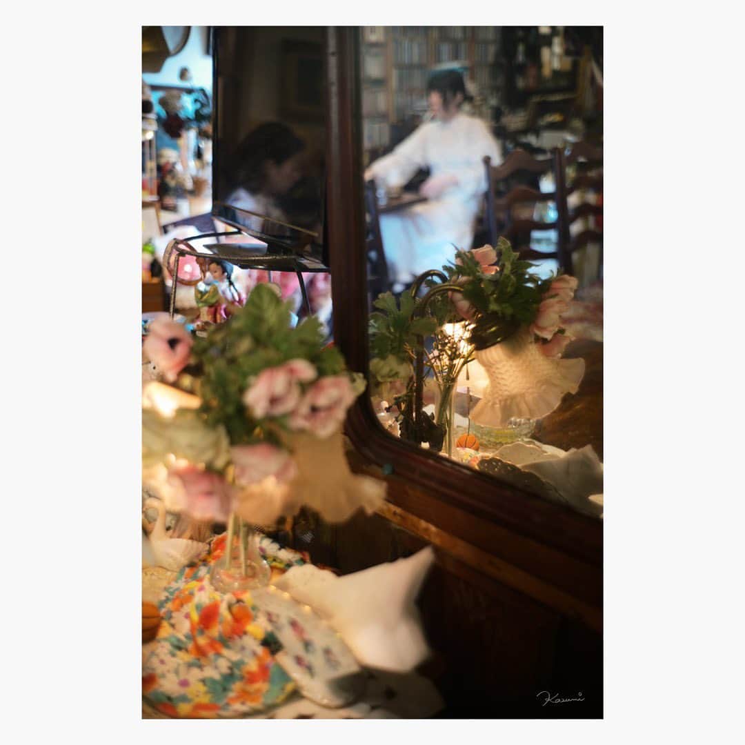 花澄のインスタグラム：「トルコランプ屋のおにいさんが おすすめしてくれた喫茶店を載せ忘れてた。 那覇 ローズルーム。  Leica M10-P summilux 35mm f1.4 2nd  #leica#leicam10p#summilux#summilux35#summilux35mm2nd#oldlens#オールドレンズ#tokyo#japan#oldlens_tokyo#花澄#kazumiphotography#那覇」
