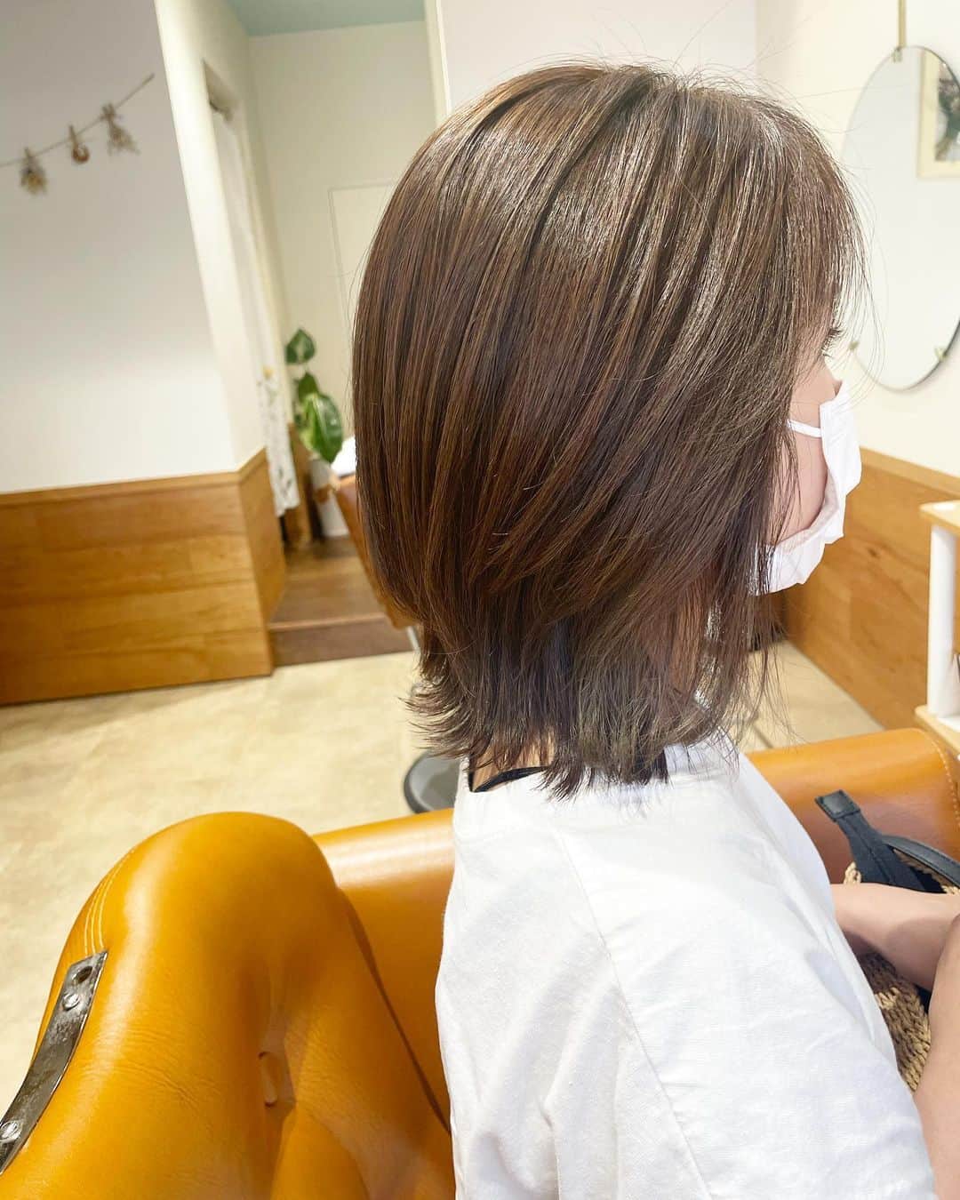 西本香澄のインスタグラム：「ツヤツヤなアッシュ♡♡ 透明感が可愛いです🌸🌸 残ってるインナーも グレージュにして、生かしてます🎉🎉 インナーはビビットな色にしなくても、半年ぐらい生かせます😍 夏、楽しめますように🍀 ＊＊ ＊＊ ＊＊ ＊＊ 6/29のご予約、空きが出まして 常連さまはもちろん、 ご新規さまやご紹介の方、 お久しぶりのお客様もご予約いただけます🙆‍♀️🙆‍♀️ 久しぶりのご新規さま🆗の枠に なりました🎉🎉 常連さまのご予約変更も もちろん歓迎です🙆‍♀️ 近い日程ですが、 ぜひお待ちしております🌸🌸 ＊＊ ＊＊ ＊＊ ＊＊ #神崎川の美容室 #ミモリヘアー #かすみんヘア #完全貸切美容室　#完全予約制 #神崎川　#三津屋　#三津屋北　#淀川区　#大阪市淀川区　#淀川区子連れ　#神崎川子連れ　#神崎川髪質改善　#髪の内部補修　#コンプレックスさせるトリートメント　#泥の内部補修トリートメント」