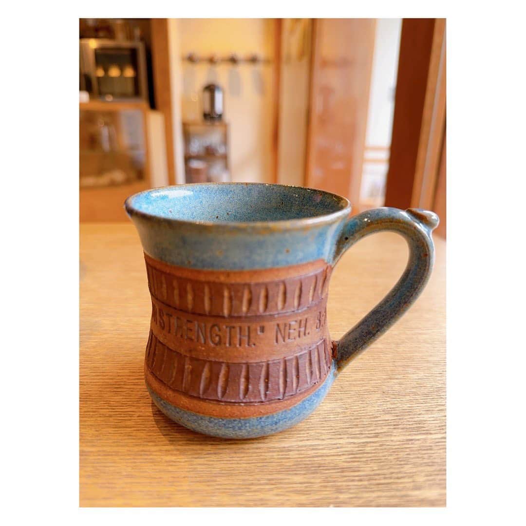大月さゆのインスタグラム：「⁡ ⁡ このマグカップでコーヒーを飲みたくてお店に来ています。 ⁡ この持ち手 持ち手にポチッとついている親指置き たっぷり入る大きさ 取手を使わず器をガッと掴んでも飲みやすいくびれ・ガサっと当たる陶芸の粘土の素材 ⁡ ああ好き ⁡  もちろん「どちらのマグカップですか？！」って初来店の時に聞きました。 店主のアメリカにいらっしゃるご親戚が手作りしているものらしくて、日本では手に入らず(涙) なのでこうしてせっせと通っては店内にいる間だけ自分のものと錯覚して飲む(使う)。 花瓶・お皿・ナプキンもこの時だけはオレのもの(ジャイアン節)。 ⁡ いつか店の前にコロッと落ちている日がないかな。ってことをわずかに期待しつつ。 ⁡ ⁡ 私は手や口に直接当たる食器は、見た目もですが使った時にしっくりくるものが好きで、お店で扱っていて惚れ込んで探して購入なんてこともしばしば。 服は試着できるけど食器はできない🍽️そこが難点。 なので、これは口当たりとか持った感じとかオススメだぞ！ってものがあったらぜひ教えてください。」