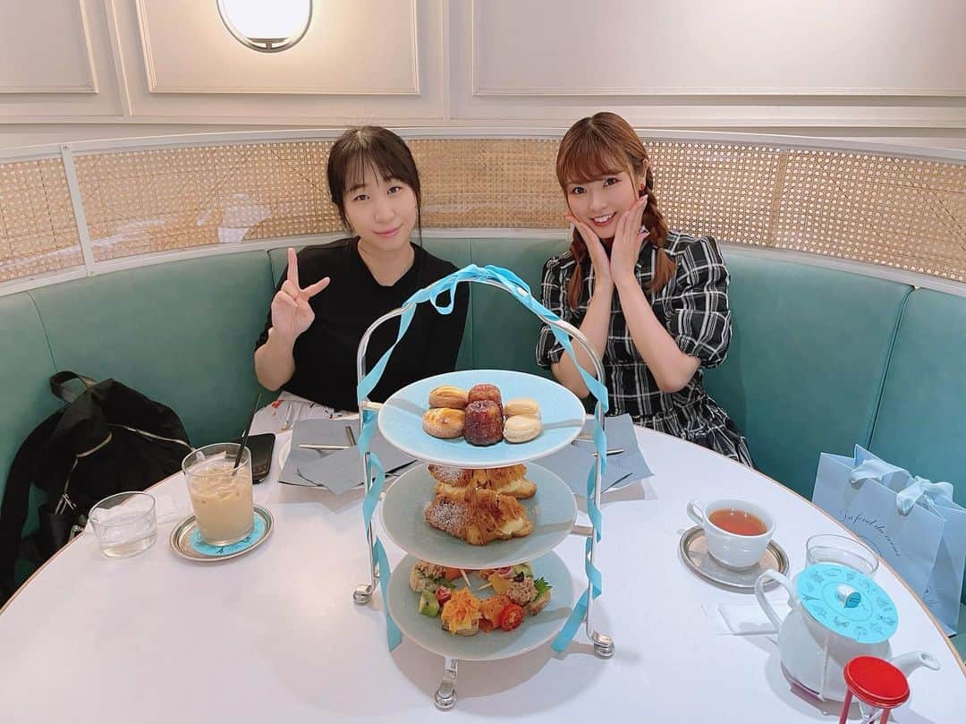 渕上舞のインスタグラム：「#rituel カフェでアフタヌーンティー♡ おなかいっぱい幸せいっぱい☕️🍰🍪  #長尾真奈美 ちゃん #渕上舞」