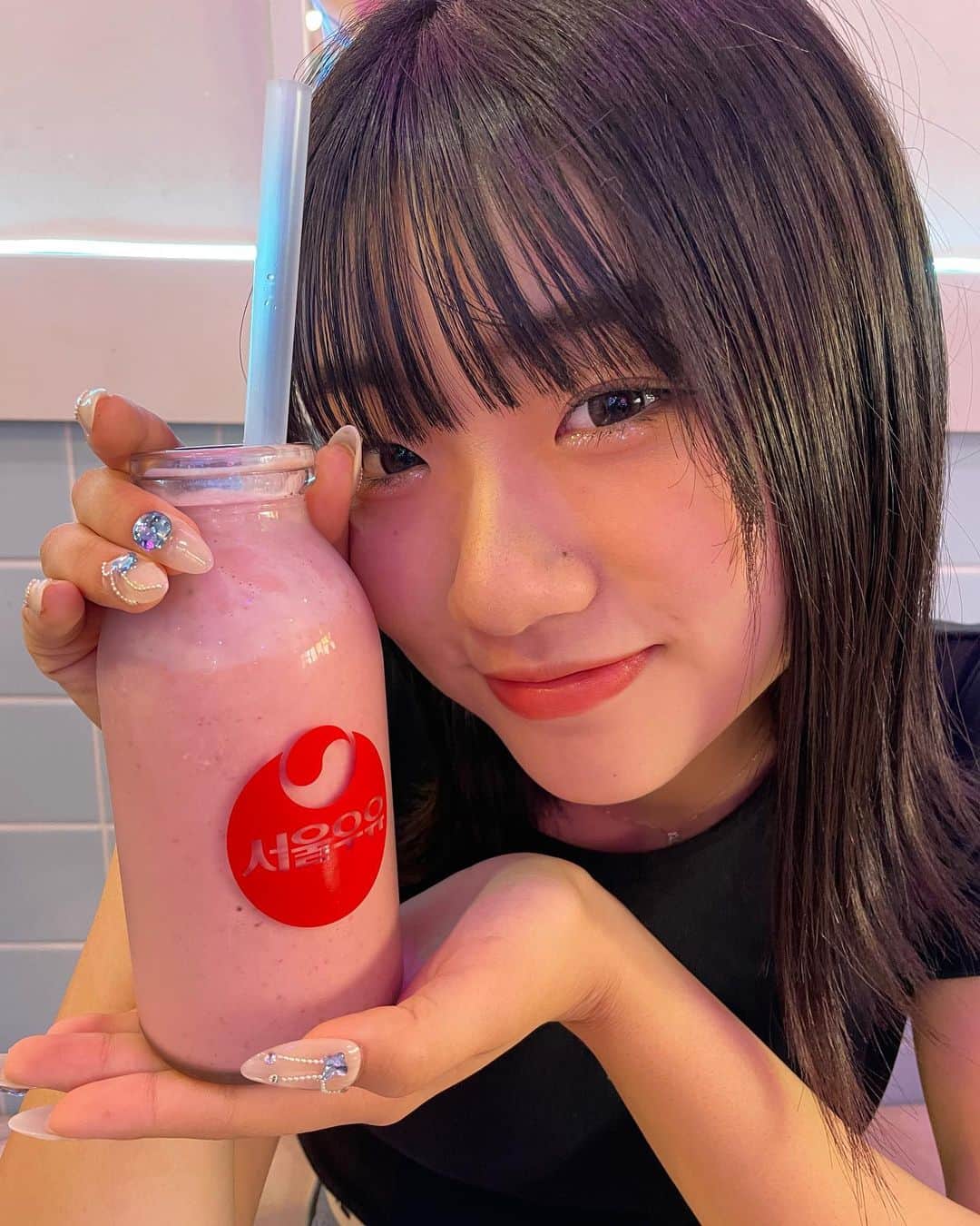 のインスタグラム：「日曜日はろことデート♡  まこあこがお友達とプールに行ったので急遽出来た2人時間。  どこ行きたい?って聞いたら 「韓国料理が食べたい！」と。 色々調べて新大久保へ行くことにしました👍  そろそろ40になる私には結構ヘビーだったけどろこがめちゃくちゃ嬉しそうでかわいかった😊  この日はチートデーという事で思いっきり食べました！  やっぱり美味しそうに食べてるろこが1番好きだ😊  この日はとにかくあまあまでベタベタだったろこ。 1日中、生まれた時からシンデレラのろこを思いっきり甘えさせて過ごしました♪ _ _ _ _ _ _ _ _ _ _ _ _ _ _ _ _ _   ◽️YouTube◽️ ろこまこあこチャンネル ▶︎月、水、金曜日　17時〜 ▶︎ショート　16時〜  ろこチャンネル ▶︎木曜日　17時〜  ライブ配信 ▶︎火曜日　17時半〜  ◽️TikTok◽️ ろこまこあこ ▶︎ atukiyo0311 ろこ（母管理）▶︎ rocoz.0517rma  ◽️Instagram◽️ ろこ（母管理）▶︎ @rocoroco0517 まこ（母管理）▶︎ @macomacomacorun  あこ（母管理）▶︎ @acoacoaconz  _ _ _ _ _ _ _ _ _ _ _ _ _ _ _ _ _ _  #kidsfashion#三姉妹#youtube#youtuber#ろこまこあこ#キッズコーデ#小学生コーデ#jc2#js6#twins#双子#コーデ#kids」