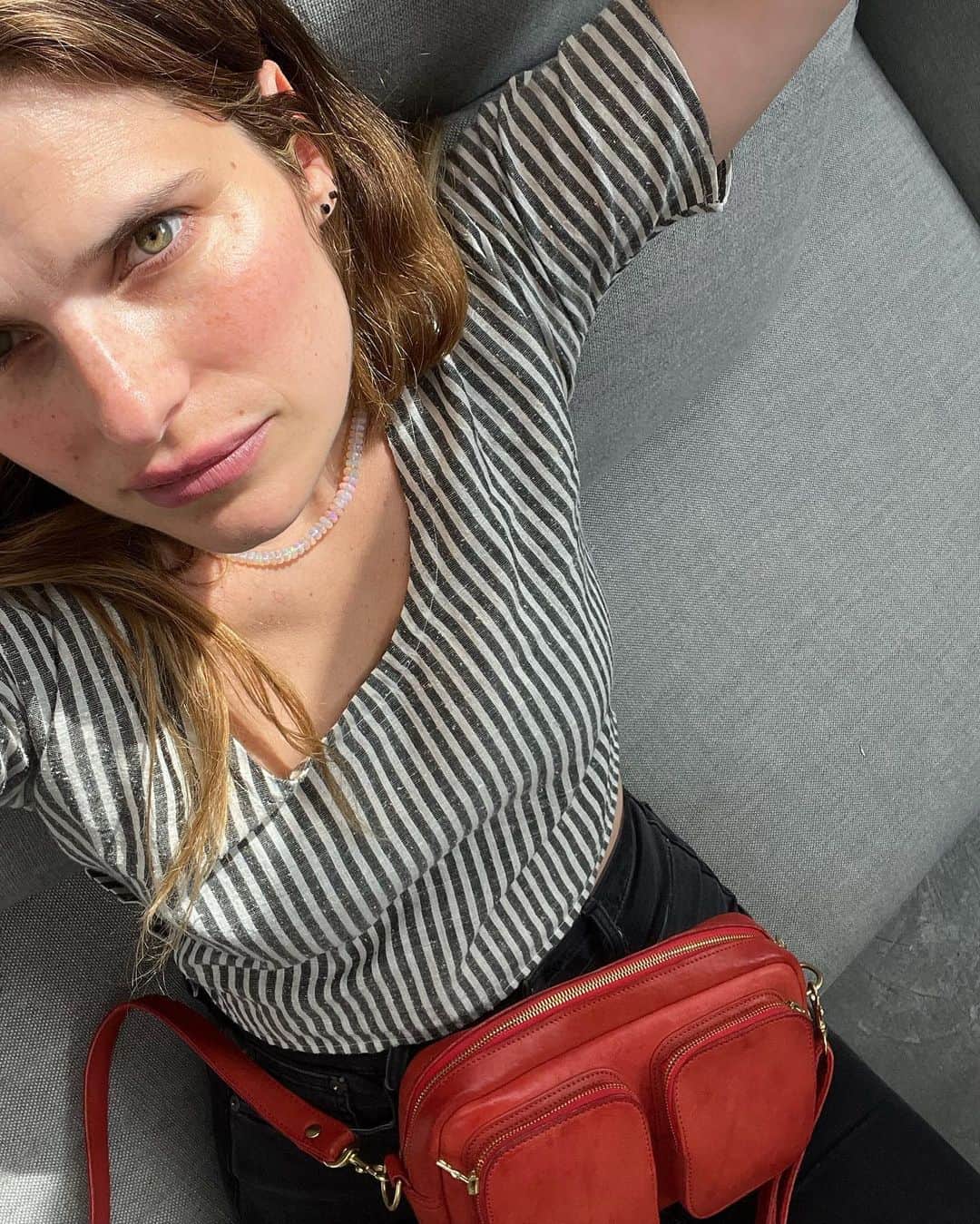 レイク・ベルのインスタグラム：「The least I can do is find my light.   Top&bag @marlowgoodskate」