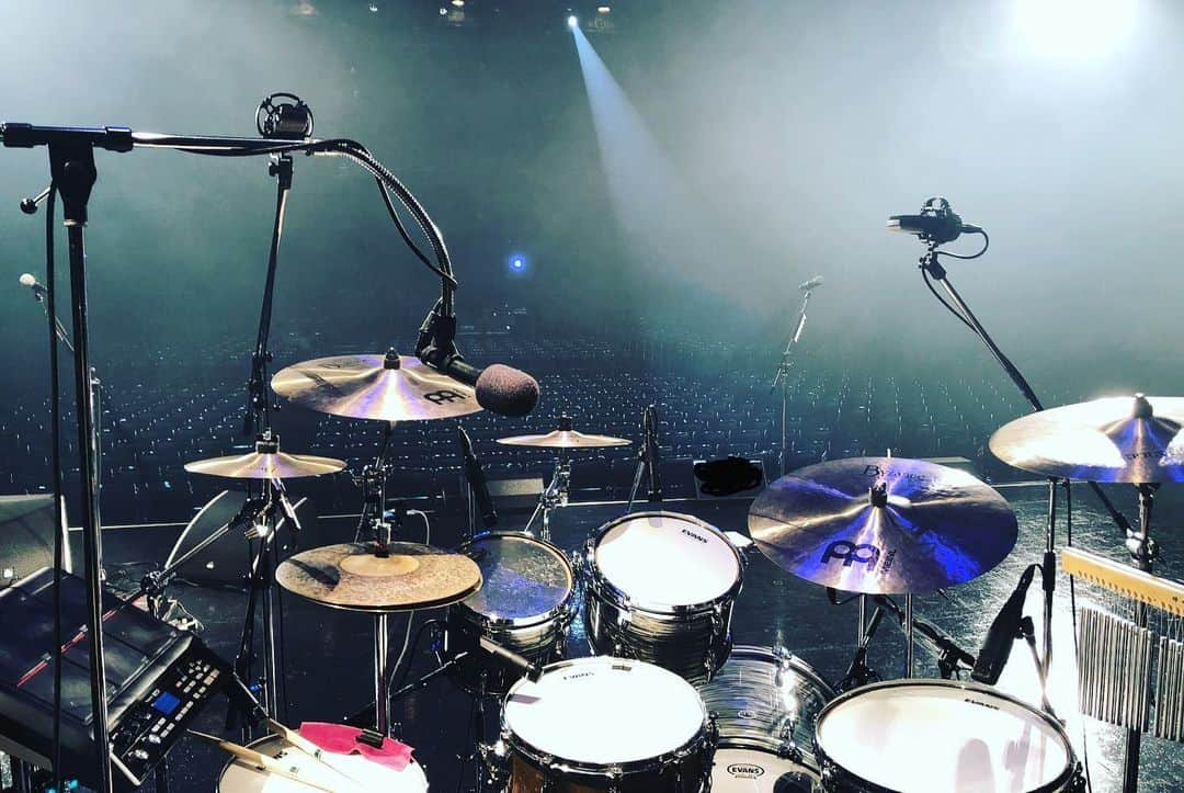 横山祐介さんのインスタグラム写真 - (横山祐介Instagram)「🥁2023.6.20📸 wacci Live Tour 2023 ~growing~ 無事完走しました！  このタイトルにして良かったな、って思えるツアーファイナルでした。 みんなとならまだまだ行ける。  そしてサプライズゲストとしてasmiちゃんに登場していただき、 「リバイバル」を初生featuring披露しました！  asmiちゃんの歌力、そしてこの曲の持つエネルギーを目の当たりにしたよね。 また一緒に歌える日がくるといいな〜。  撮影:笹原清明さん（ @sasaharakiyoaki ）  楽しいのが顔に出てしまっているのを激写されていた（笑  #wacci #growing #gretschdrums  #meinlcymbals  #promarksticks  #evansdrumheads  #drums #drummer #drumlife  #drumuniversity #drumstagram」6月27日 13時25分 - yan_drums_wacci