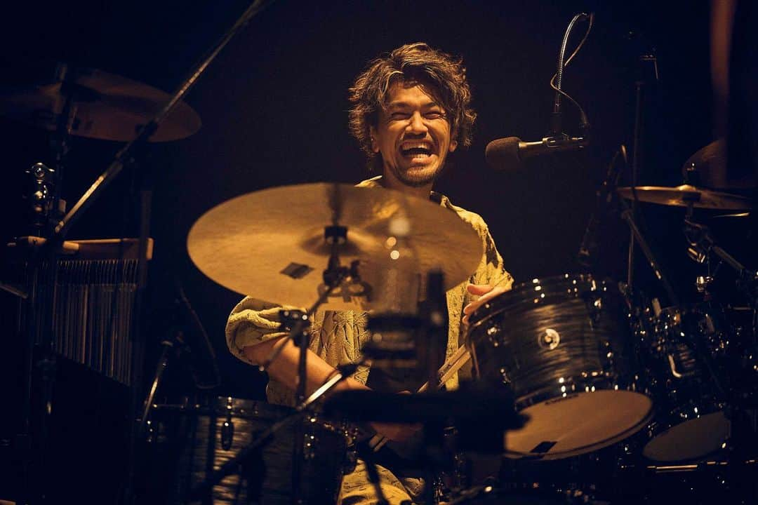 横山祐介さんのインスタグラム写真 - (横山祐介Instagram)「🥁2023.6.20📸 wacci Live Tour 2023 ~growing~ 無事完走しました！  このタイトルにして良かったな、って思えるツアーファイナルでした。 みんなとならまだまだ行ける。  そしてサプライズゲストとしてasmiちゃんに登場していただき、 「リバイバル」を初生featuring披露しました！  asmiちゃんの歌力、そしてこの曲の持つエネルギーを目の当たりにしたよね。 また一緒に歌える日がくるといいな〜。  撮影:笹原清明さん（ @sasaharakiyoaki ）  楽しいのが顔に出てしまっているのを激写されていた（笑  #wacci #growing #gretschdrums  #meinlcymbals  #promarksticks  #evansdrumheads  #drums #drummer #drumlife  #drumuniversity #drumstagram」6月27日 13時25分 - yan_drums_wacci