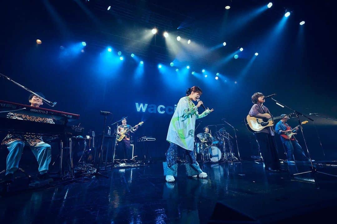 横山祐介のインスタグラム：「🥁2023.6.20📸 wacci Live Tour 2023 ~growing~ 無事完走しました！  このタイトルにして良かったな、って思えるツアーファイナルでした。 みんなとならまだまだ行ける。  そしてサプライズゲストとしてasmiちゃんに登場していただき、 「リバイバル」を初生featuring披露しました！  asmiちゃんの歌力、そしてこの曲の持つエネルギーを目の当たりにしたよね。 また一緒に歌える日がくるといいな〜。  撮影:笹原清明さん（ @sasaharakiyoaki ）  楽しいのが顔に出てしまっているのを激写されていた（笑  #wacci #growing #gretschdrums  #meinlcymbals  #promarksticks  #evansdrumheads  #drums #drummer #drumlife  #drumuniversity #drumstagram」