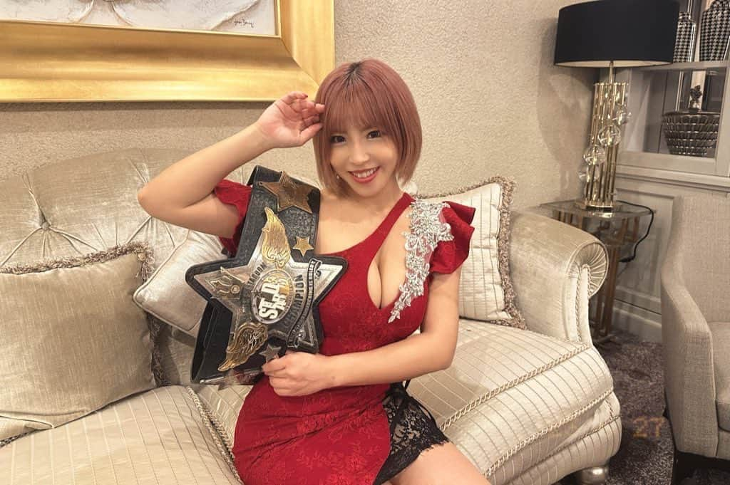 白川未奈さんのインスタグラム写真 - (白川未奈Instagram)「Chamina Champ is back💋❤️  #STARDOM #Champion #会見 #dress #red #ROSEGOLD👑」6月27日 13時28分 - mina_shirakawa