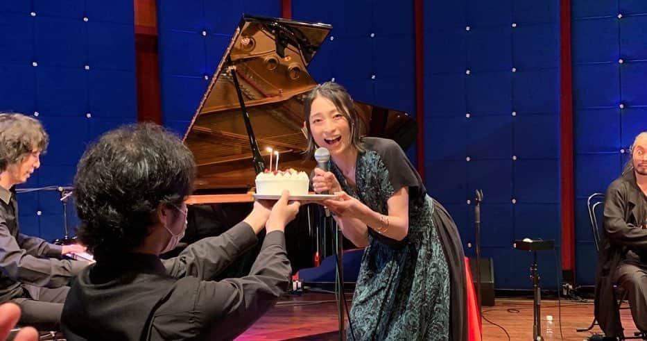 松本英子さんのインスタグラム写真 - (松本英子Instagram)「『うたとピアノとチェロ〜松本英子24th Anniversary Special〜』  あらためまして、ご来場いただいた皆様、Powerを送ってくださった皆様も、、本当にありがとうございました❣️❣️  2017年以来の渋谷JZ Bratでのワンマン。 ずっと待っていてくれたブッキングの増山さんやあたたかなスタッフの皆さんの愛も本当に嬉しくて🥹やっぱり素晴らしい会場です⭐️ サプライズでお誕生日🎂まで会場からご用意いただいてしまいました🙏 幸せ過ぎるー！！！  久々「うたとピアノとチェロ」 2019年コロナ前の共演だったので、全てが新鮮な感じで🎶✨✨✨ お二人共楽しみながら演奏してくださり、私も緊張とワクワクのせめぎ合いの中で歌っておりました〜w  ピアノ #鶴谷崇 さん チェロ #内田麒麟 さん  それぞれが持つ世界観がすでに素晴らしいのですが、お二人の音が混ざり合うと、これまた新しいうねりを生み出し、私の歌もそのうねりの中で変化していくという、、、 とても楽しく贅沢な時間でした☺️  そして、この日はアロマ空間デザイナーの #石井保子 さん《#iristokyo》とのコラボレーションで、エントランスからアロマの演出をさせていただきました✨✨✨コンサートの記憶を香りでお持ち帰り頂けるようにと制作したアロマスプレー『early summer drops』も完売^ ^  お力添えいただいた、ソフトブレイン田代社長にも多大なる感謝を💓  連動して、アロマに入っている成分に近いミントや柑橘を使ったレシピでお店に作っていただいたカクテル『初夏の雫–early summer drops–』も沢山召し上がっていただけて嬉しかったです🍸  愛すべきミュージシャン仲間も来てくれて、とにかく幸せなひとときとなりました♪  来年の25周年へと、 ここからまた歩き出します...  ー 1st set ー  1.サボテン 2.好きでいい？  3.Hydrangea 4.嘘とキス 5.メリーゴーランド 6.海辺にて（今井美樹さんカバー）  ー 2nd set ー  7.無伴奏ヴァイオリンソナタ第一番『フーガ』by内田麒麟 8.Era〜この時代に生まれて〜 9.朗読〜傘 10.カタルシス 11.Beautiful Scene 12.君のキスのせいで 13.おせんたく  EN1. Squall EN2. Brave the Seas」6月27日 13時38分 - matsumoto__eiko