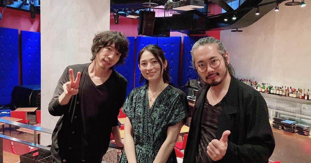 松本英子のインスタグラム：「『うたとピアノとチェロ〜松本英子24th Anniversary Special〜』  あらためまして、ご来場いただいた皆様、Powerを送ってくださった皆様も、、本当にありがとうございました❣️❣️  2017年以来の渋谷JZ Bratでのワンマン。 ずっと待っていてくれたブッキングの増山さんやあたたかなスタッフの皆さんの愛も本当に嬉しくて🥹やっぱり素晴らしい会場です⭐️ サプライズでお誕生日🎂まで会場からご用意いただいてしまいました🙏 幸せ過ぎるー！！！  久々「うたとピアノとチェロ」 2019年コロナ前の共演だったので、全てが新鮮な感じで🎶✨✨✨ お二人共楽しみながら演奏してくださり、私も緊張とワクワクのせめぎ合いの中で歌っておりました〜w  ピアノ #鶴谷崇 さん チェロ #内田麒麟 さん  それぞれが持つ世界観がすでに素晴らしいのですが、お二人の音が混ざり合うと、これまた新しいうねりを生み出し、私の歌もそのうねりの中で変化していくという、、、 とても楽しく贅沢な時間でした☺️  そして、この日はアロマ空間デザイナーの #石井保子 さん《#iristokyo》とのコラボレーションで、エントランスからアロマの演出をさせていただきました✨✨✨コンサートの記憶を香りでお持ち帰り頂けるようにと制作したアロマスプレー『early summer drops』も完売^ ^  お力添えいただいた、ソフトブレイン田代社長にも多大なる感謝を💓  連動して、アロマに入っている成分に近いミントや柑橘を使ったレシピでお店に作っていただいたカクテル『初夏の雫–early summer drops–』も沢山召し上がっていただけて嬉しかったです🍸  愛すべきミュージシャン仲間も来てくれて、とにかく幸せなひとときとなりました♪  来年の25周年へと、 ここからまた歩き出します...  ー 1st set ー  1.サボテン 2.好きでいい？  3.Hydrangea 4.嘘とキス 5.メリーゴーランド 6.海辺にて（今井美樹さんカバー）  ー 2nd set ー  7.無伴奏ヴァイオリンソナタ第一番『フーガ』by内田麒麟 8.Era〜この時代に生まれて〜 9.朗読〜傘 10.カタルシス 11.Beautiful Scene 12.君のキスのせいで 13.おせんたく  EN1. Squall EN2. Brave the Seas」