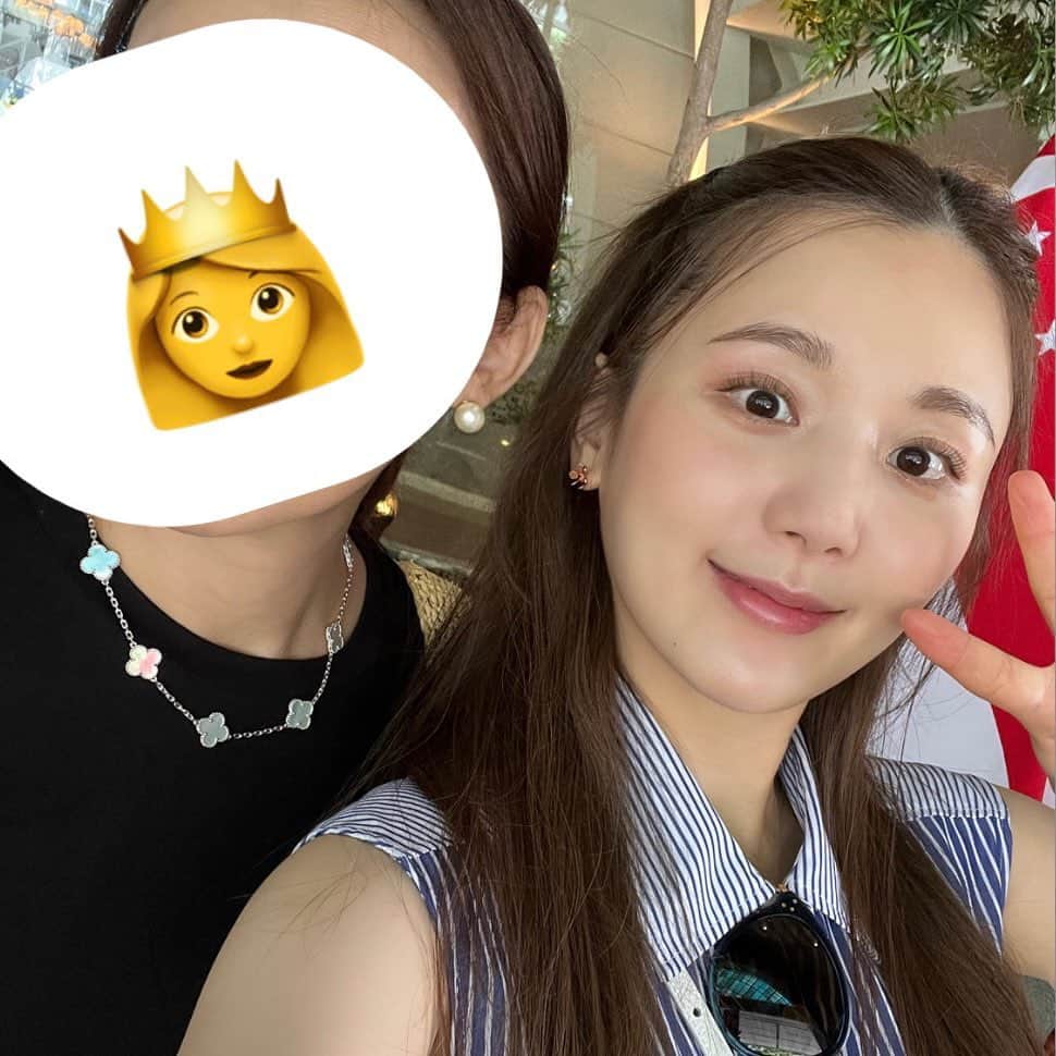 ひよんのインスタグラム：「👸👸💓  お友達➕オンマと一緒にシンガポール行ってきました🇸🇬❤️ 人生で初めてのシンガポール、本当に楽しかった😍  妊娠中の海外旅行や飛行機に乗ることに関しては 色んな意見があると思いますが、 完全に自己責任だと思うので、 対策をしっかりしてから私は行ってきました！ 無事にボンボンも元気だし 日本に到着してます💓  私の対策が1000%良いとは限らないし、 人によって絶対に違うと思うから、 全部を鵜呑みにしないでほしいのだけど、 イタリア行った時もどんな対策したか っていう質問が多かったから、私がやった対策をまとめるね💓  🤰対策 ・旅行にいく1,2日前に産婦人科に行って先生に報告&検診(内診もするよ) ・妊婦でも飲める薬をもらっておく(私は痛み止めとかもらった。結局1度も飲んでないけど) ・安定期にいく(完全な安定期はないと言われてるけど自分の体調➕何週目かを考えたよ) ・母子手帳、健康保険証持って行く(一応) ・現地での病院をチェックしておく(日本人対応してくれるところをさがしたけど、なかったら英語が通じるところ) ・保険に入っておく(カードで保険に自動的に入れるものもあるから確認するといいかも💓) ・ビジネスで行く(先生に聞いたら気圧はあまり関係なくて、エコノミー症候群とかになってしまうことが不安要素だからビジネスで往復したよ) ・着暑ソックス、マッサージボールを機内に持ち込んで浮腫み対策 ・寒さ対策(体が冷えないようにホカロン、マフラーとか持って行った。暑くて使わなかったけど) ・常に腹巻き ・こまめに水分補給、飲むのはミネラルウォーター ・締め付けないお洋服で過ごす ・生物食べない ・ビュフェのサラダもあまり食べなかった ・移動はタクシー ・こまめに休憩、無理しない  くらいかな😳！ お腹が張りそうって思ったら休憩して ゆったり過ごしたからなんの問題もなく過ごせたよ😆✨  あくまで私の対策だから全部合ってると限らないから、 自己判断で考えてみてね🥺💓  シンガポールで美味しいご飯とか、 楽しい観光もしたからその投稿もしようかな❤️ 楽しくみてくれたら嬉しい☺️！  この時のお洋服は、 ●ワンピース @uniqlo  ●バッグ @ ●サンダル @snidel_official  ●ピアス @vancleefarpels  だよ💓暑くてワンピースばっかりで過ごした🥰  #シンガポール #シンガポール旅行 #ひよん」