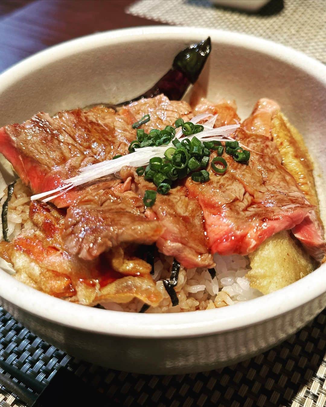 有吉弘行さんのインスタグラム写真 - (有吉弘行Instagram)「前の席の人が 僕のゴハン見てる。。」6月27日 13時34分 - ariyoshihiroiki