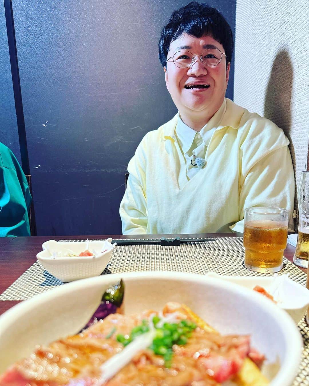 のインスタグラム：「前の席の人が 僕のゴハン見てる。。」
