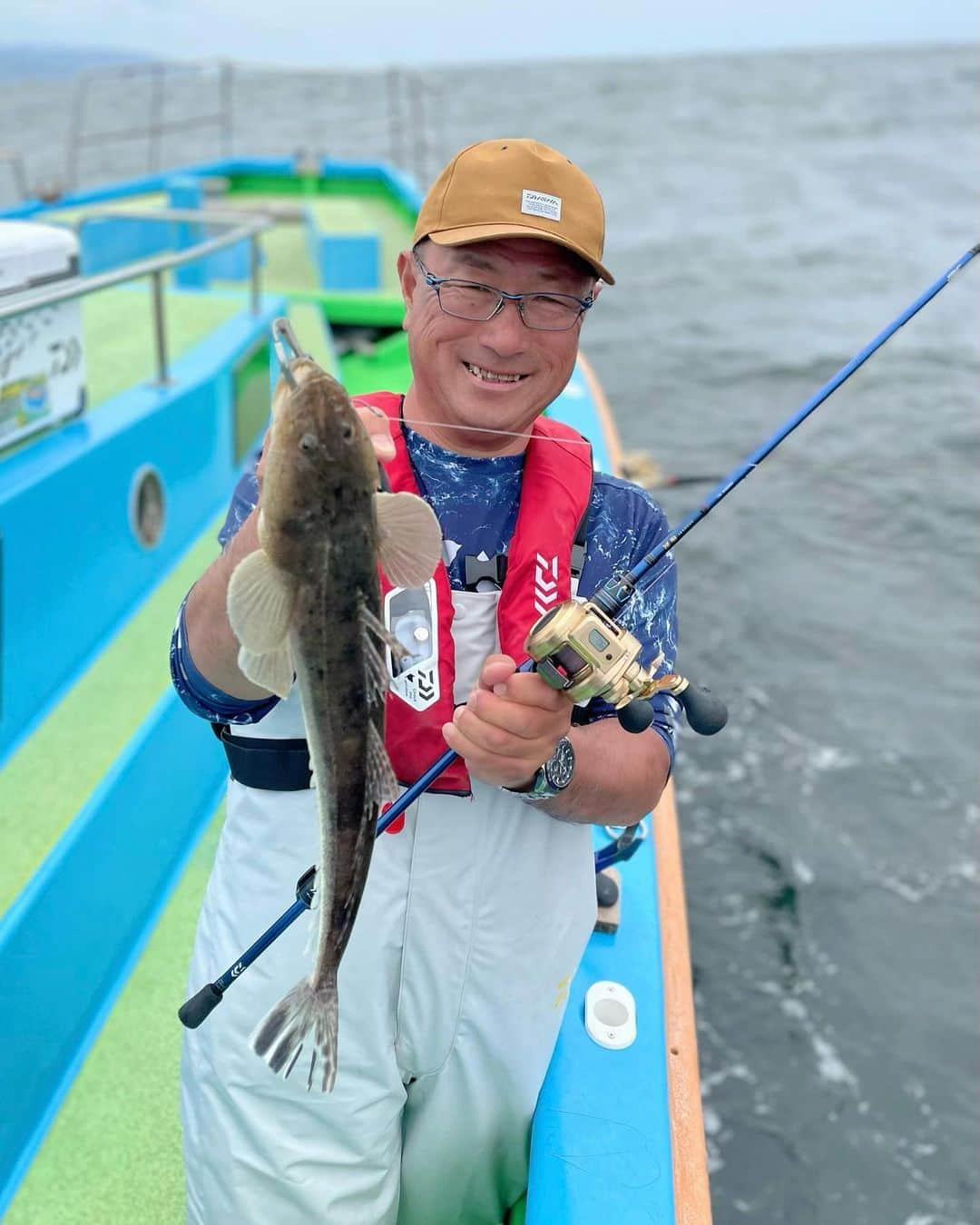 滝沢沙織さんのインスタグラム写真 - (滝沢沙織Instagram)「こんにちは😊✨YouTube撮影でダイワの田渕雅生さんにお世話になった初のマゴチ釣り🎣63センチのマゴチを釣り上げて最高に楽しい時間でした‼️ とっても優しく笑顔が素敵な田渕さん✨癒されました〜❗️またいつかマゴチ釣りも行きたいなっ‼️お世話になった船宿【一之瀬丸】の船長さんはとっても詳しく釣り方を教え下さいます😊🎣是非マゴチ釣り、やってみて下さいねぇ〜‼️ YouTubeもアップしていますので、是非ご覧下さいませ〜 #田渕雅生さん  @masao_tabuchi  #一之瀬丸 @ichinosemaru_kanazawahakkei  #滝沢沙織 #マゴチ #マゴチ釣り  #マーゴン #すごく大きかったぁ〜」6月27日 13時35分 - saori_takizawa.official