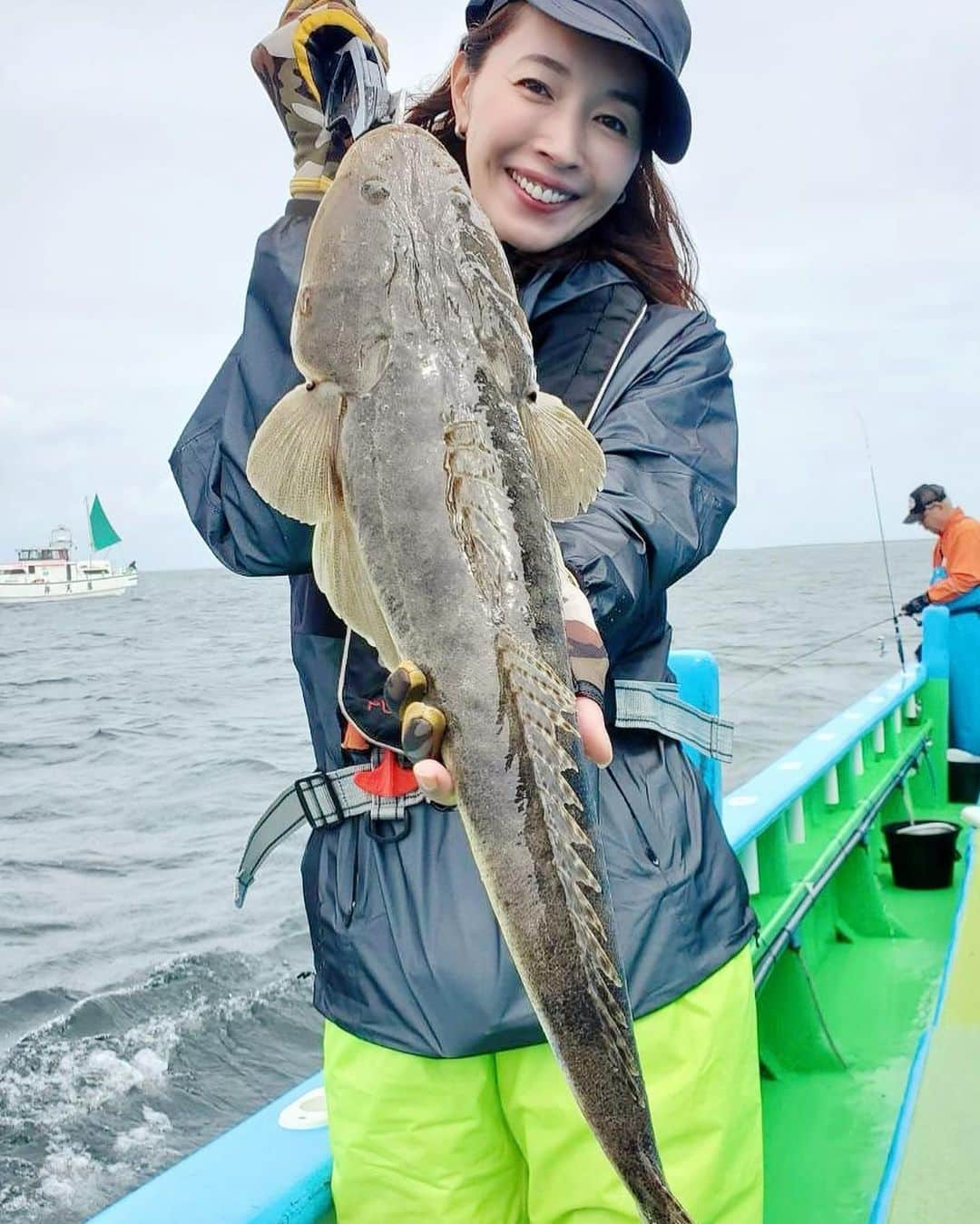 滝沢沙織さんのインスタグラム写真 - (滝沢沙織Instagram)「こんにちは😊✨YouTube撮影でダイワの田渕雅生さんにお世話になった初のマゴチ釣り🎣63センチのマゴチを釣り上げて最高に楽しい時間でした‼️ とっても優しく笑顔が素敵な田渕さん✨癒されました〜❗️またいつかマゴチ釣りも行きたいなっ‼️お世話になった船宿【一之瀬丸】の船長さんはとっても詳しく釣り方を教え下さいます😊🎣是非マゴチ釣り、やってみて下さいねぇ〜‼️ YouTubeもアップしていますので、是非ご覧下さいませ〜 #田渕雅生さん  @masao_tabuchi  #一之瀬丸 @ichinosemaru_kanazawahakkei  #滝沢沙織 #マゴチ #マゴチ釣り  #マーゴン #すごく大きかったぁ〜」6月27日 13時35分 - saori_takizawa.official