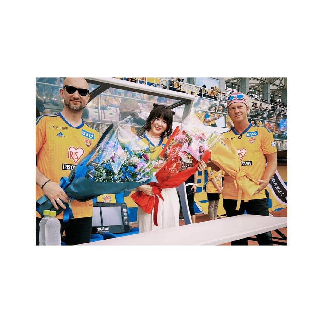 のインスタグラム：「. 6/25（日）. ベガルタ仙台ホーム戦にて. . 応援アンバサダーの就任式に参加させて頂きました^^. . . 今年からはアンバサダーのメンバーも増え！！. この日はMONKEY MAJIKさんと花束贈呈をご一緒させて頂きました^^. . . ユアスタをもっともっと黄色で埋め尽くせるように私も出来ることを全力で頑張ります^^！！. . . もっと見っさ行かねば😭！！ . . . #ベガルタ仙台#宮城#仙台#サッカー#jリーグ  #オセロルールなら私もモンキーマジック」