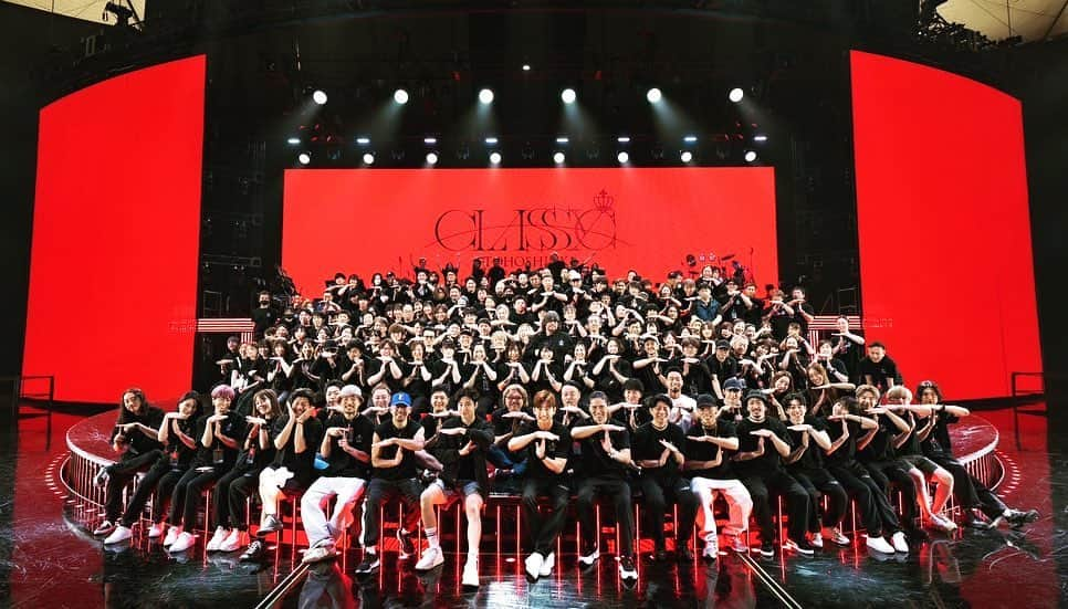 SAMのインスタグラム：「東方神起LIVE tour2023 CLASSYC 20公演無事終了！  約3年ぶりの tour、今回のプレッシャーはメンバーも相当なものがあったはず。  蓋を開ければ今までで最高のライブを連発する素晴らしい tourだった。  セットの形状を決めるところからスタートして、 DOME4公演も完結。 途中ユノの足の怪我もあり、危ういところもあったが、本人の目に見えないところでの努力と精神力で乗り越えての素晴らしいLIVE。 隣で言葉は少ないが、しっかりと支えるチャンミンにも脱帽だった。 ユノ、チャンミ、本当にお疲れ様。 君たちのライブはいつも鳥肌と涙の連続でした。 そしてバンドチームもさらにパワーアップした演奏を聞かせてくれた。 ダンサーズもみんな本当にカッコよかった！  コンサートは特にアリーナ、ドームの tourはともかく大勢のスタッフが関わる。 そして、その1人1人が心を込めて周りを支えてくれた。  舞台周りで関わる人達から、チケット、グッズ、メイク、衣装、あげたらキリがないくらいの素晴らしいスタッフの方々、本当にありがとうございました。  2023は幕を閉じたが、またそれぞれが次に向けて力を蓄えて、集結する日を楽しみにしてます。 ファンの皆様も本当にありがとうございました。お疲れ様でした！  #東方神起LIVEtour2023 #CLASSYC #東京ドーム #ガールズと写メ撮れなかった」